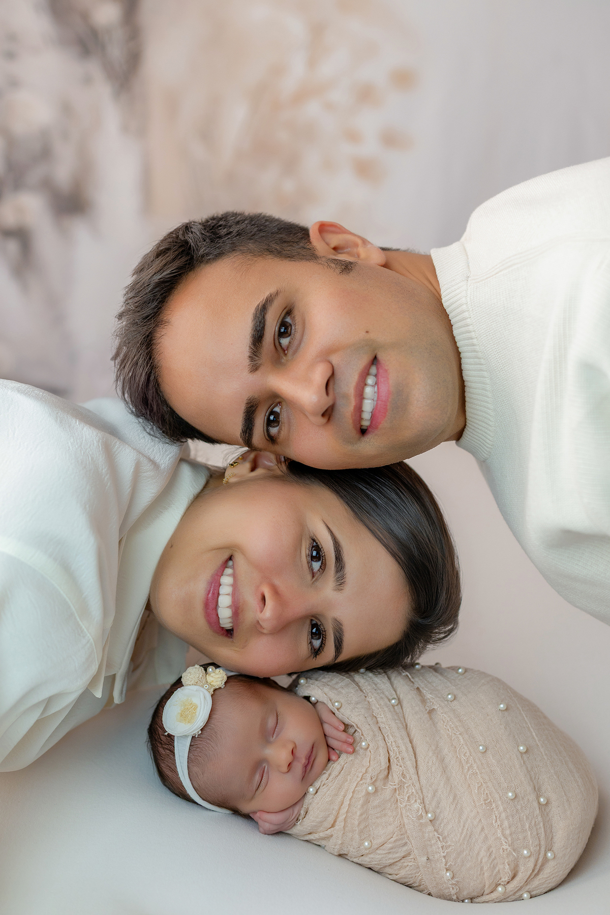 newborn_fotografia_newborn_ensaio_newborn_bebe_recem_nascido_fotografia_infantil_luz_natural_estudio_newborn_sessao_segura_conforto_bebe_primeiros_dias_vida_memorias_familia_bebe_dormindo_posados_suaves_detales_pezinhos_maozinhas_amor_familia_maternidade_