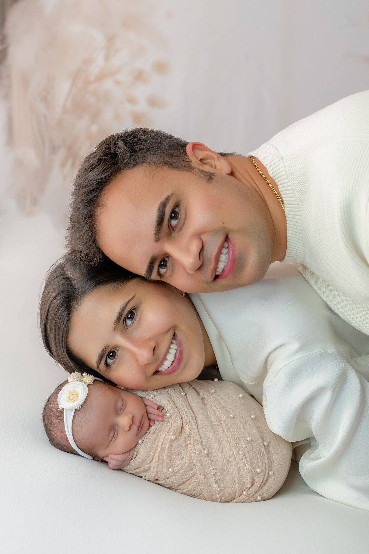 newborn_fotografia_newborn_ensaio_newborn_bebe_recem_nascido_fotografia_infantil_luz_natural_estudio_newborn_sessao_segura_conforto_bebe_primeiros_dias_vida_memorias_familia_bebe_dormindo_posados_suaves_detales_pezinhos_maozinhas_amor_familia_maternidade_