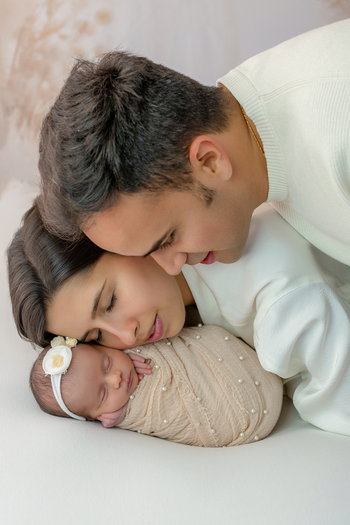 newborn_fotografia_newborn_ensaio_newborn_bebe_recem_nascido_fotografia_infantil_luz_natural_estudio_newborn_sessao_segura_conforto_bebe_primeiros_dias_vida_memorias_familia_bebe_dormindo_posados_suaves_detales_pezinhos_maozinhas_amor_familia_maternidade_