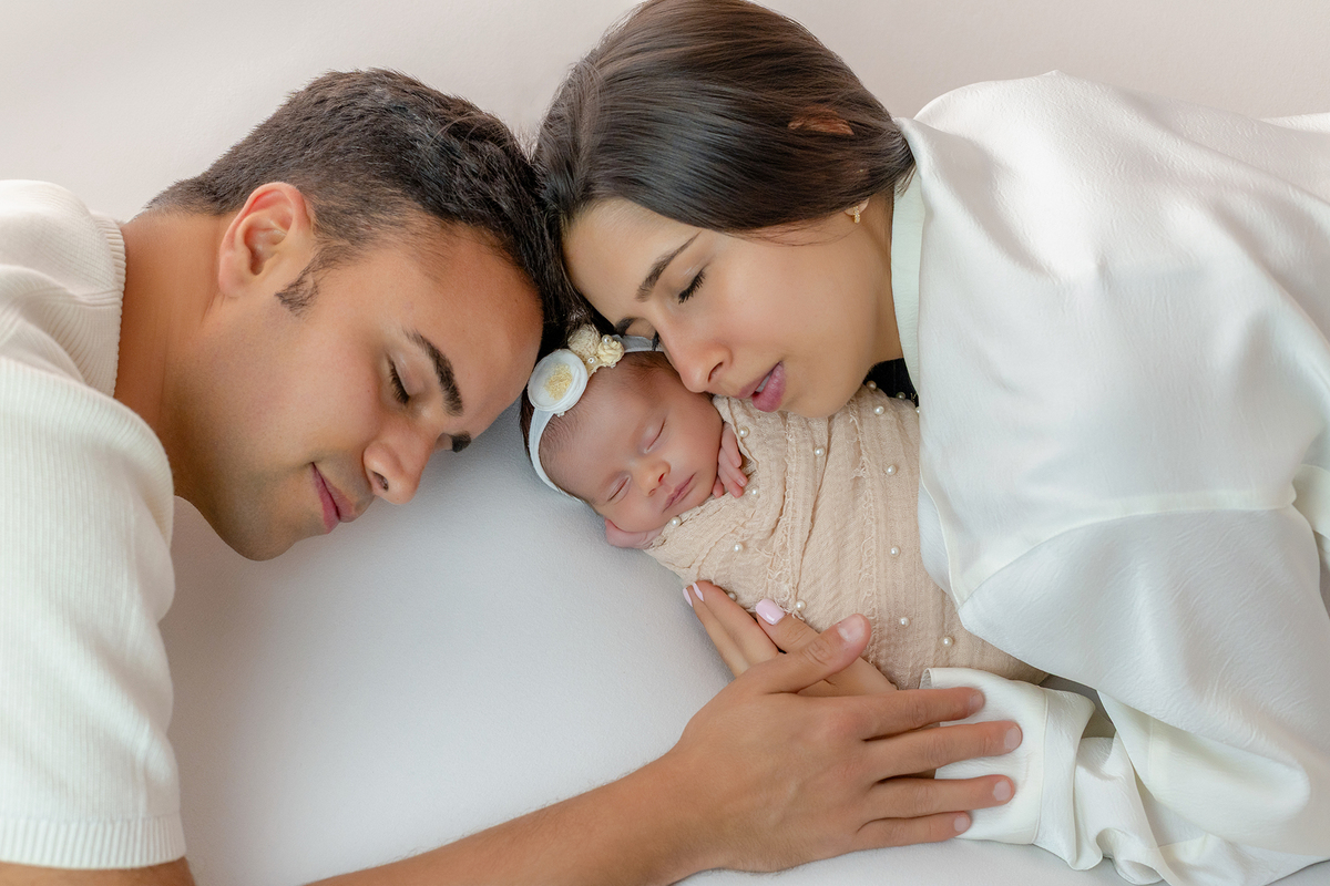 newborn_fotografia_newborn_ensaio_newborn_bebe_recem_nascido_fotografia_infantil_luz_natural_estudio_newborn_sessao_segura_conforto_bebe_primeiros_dias_vida_memorias_familia_bebe_dormindo_posados_suaves_detales_pezinhos_maozinhas_amor_familia_maternidade_