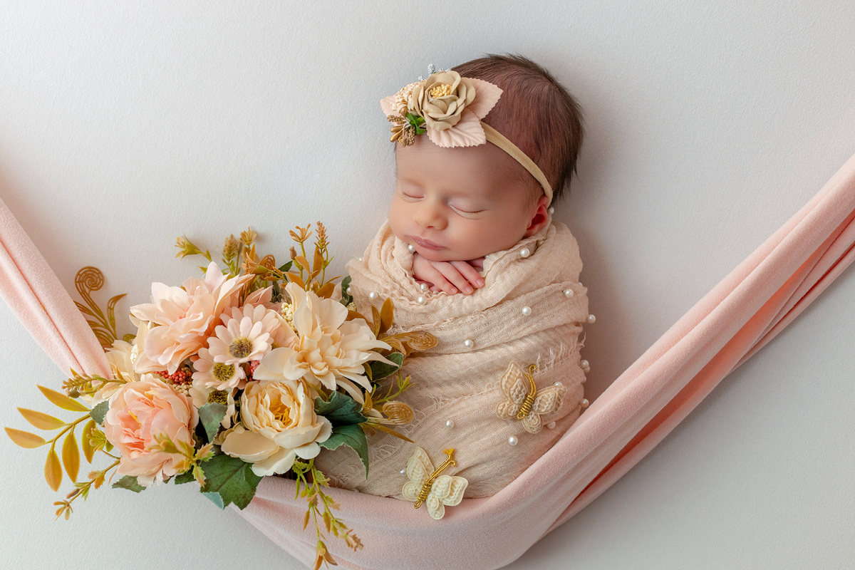 newborn_fotografia_newborn_ensaio_newborn_bebe_recem_nascido_fotografia_infantil_luz_natural_estudio_newborn_sessao_segura_conforto_bebe_primeiros_dias_vida_memorias_familia_bebe_dormindo_posados_suaves_detales_pezinhos_maozinhas_amor_familia_maternidade_