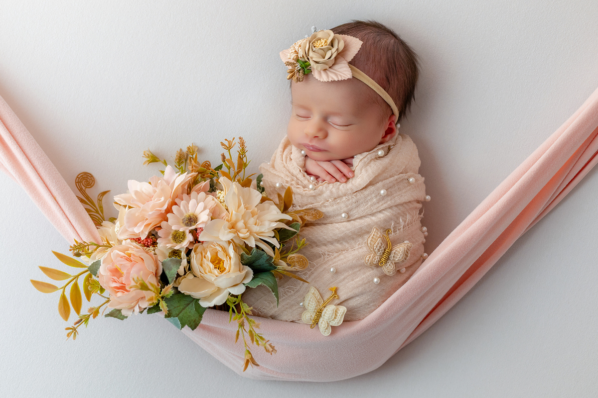 newborn_fotografia_newborn_ensaio_newborn_bebe_recem_nascido_fotografia_infantil_luz_natural_estudio_newborn_sessao_segura_conforto_bebe_primeiros_dias_vida_memorias_familia_bebe_dormindo_posados_suaves_detales_pezinhos_maozinhas_amor_familia_maternidade_