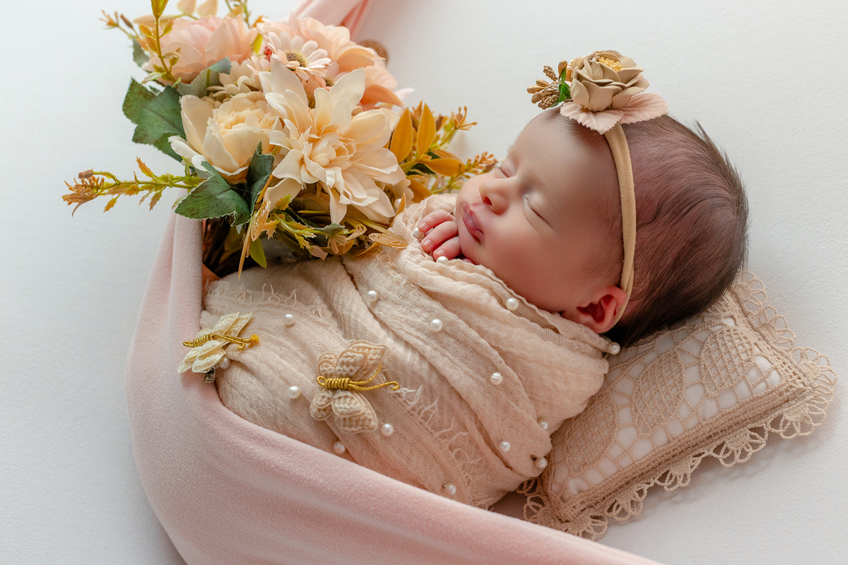 newborn_fotografia_newborn_ensaio_newborn_bebe_recem_nascido_fotografia_infantil_luz_natural_estudio_newborn_sessao_segura_conforto_bebe_primeiros_dias_vida_memorias_familia_bebe_dormindo_posados_suaves_detales_pezinhos_maozinhas_amor_familia_maternidade_