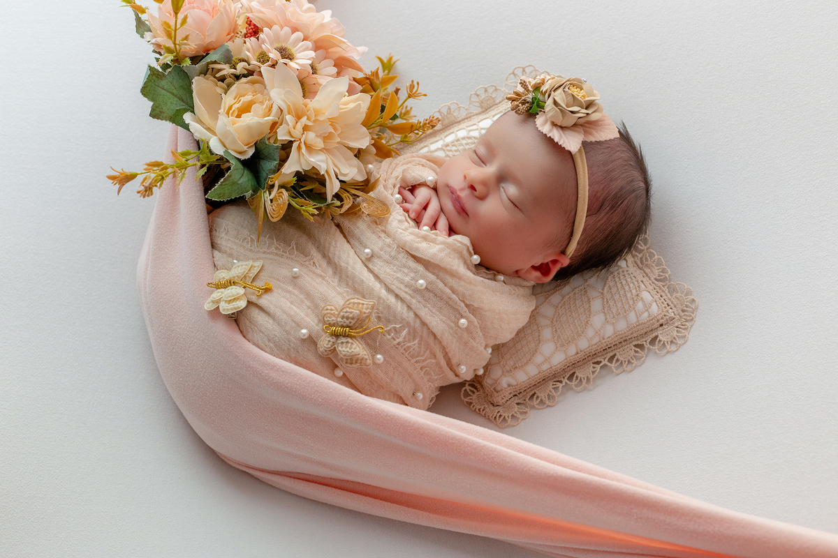 newborn_fotografia_newborn_ensaio_newborn_bebe_recem_nascido_fotografia_infantil_luz_natural_estudio_newborn_sessao_segura_conforto_bebe_primeiros_dias_vida_memorias_familia_bebe_dormindo_posados_suaves_detales_pezinhos_maozinhas_amor_familia_maternidade_