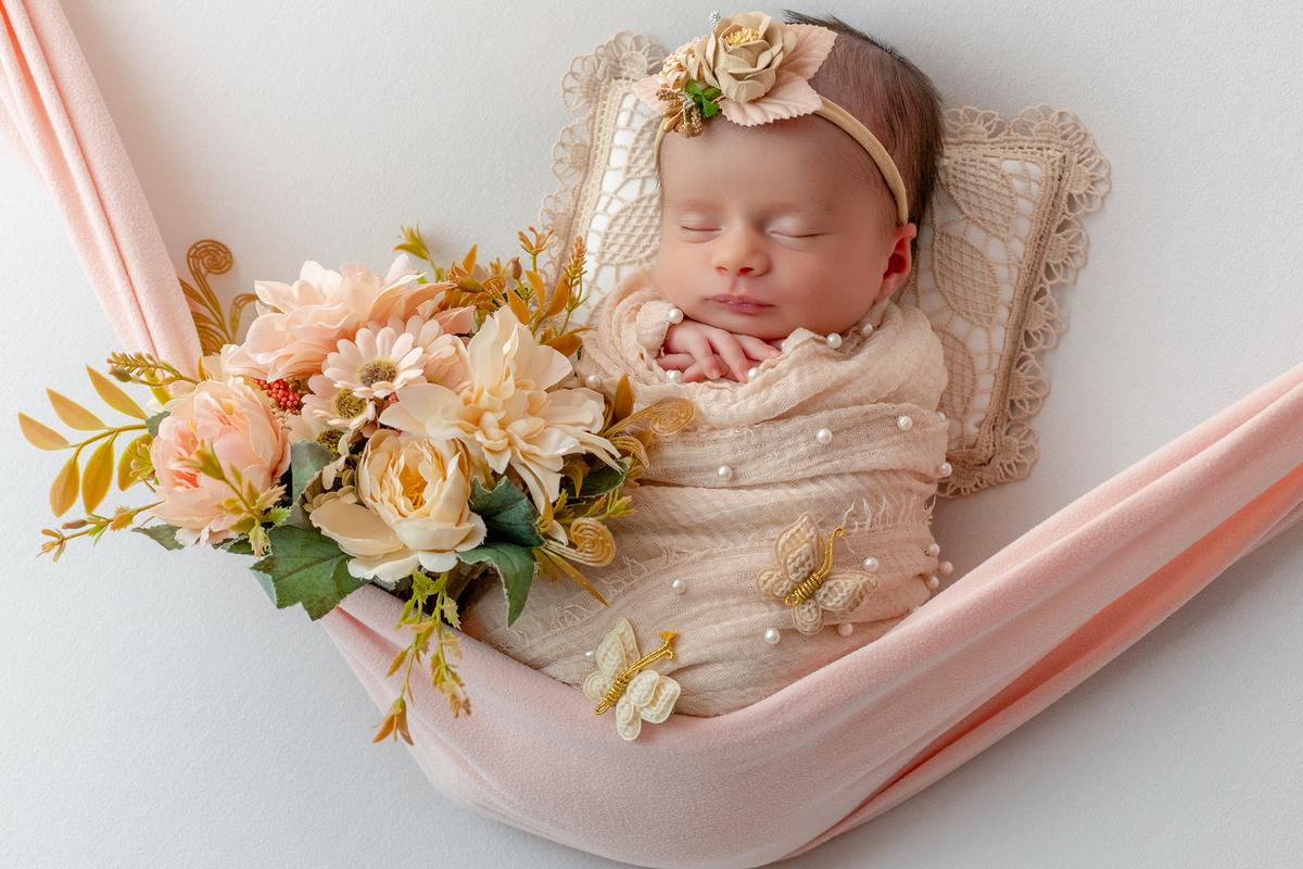 newborn_fotografia_newborn_ensaio_newborn_bebe_recem_nascido_fotografia_infantil_luz_natural_estudio_newborn_sessao_segura_conforto_bebe_primeiros_dias_vida_memorias_familia_bebe_dormindo_posados_suaves_detales_pezinhos_maozinhas_amor_familia_maternidade_