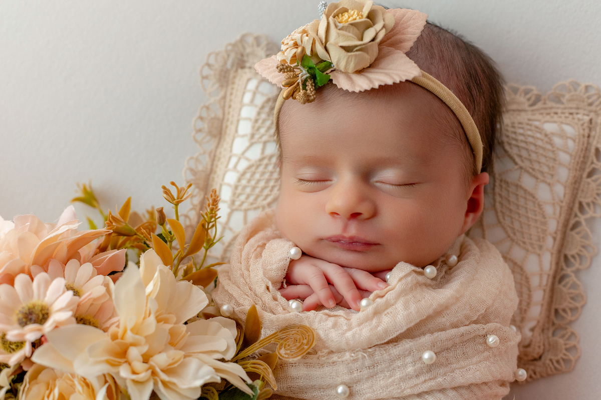 newborn_fotografia_newborn_ensaio_newborn_bebe_recem_nascido_fotografia_infantil_luz_natural_estudio_newborn_sessao_segura_conforto_bebe_primeiros_dias_vida_memorias_familia_bebe_dormindo_posados_suaves_detales_pezinhos_maozinhas_amor_familia_maternidade_