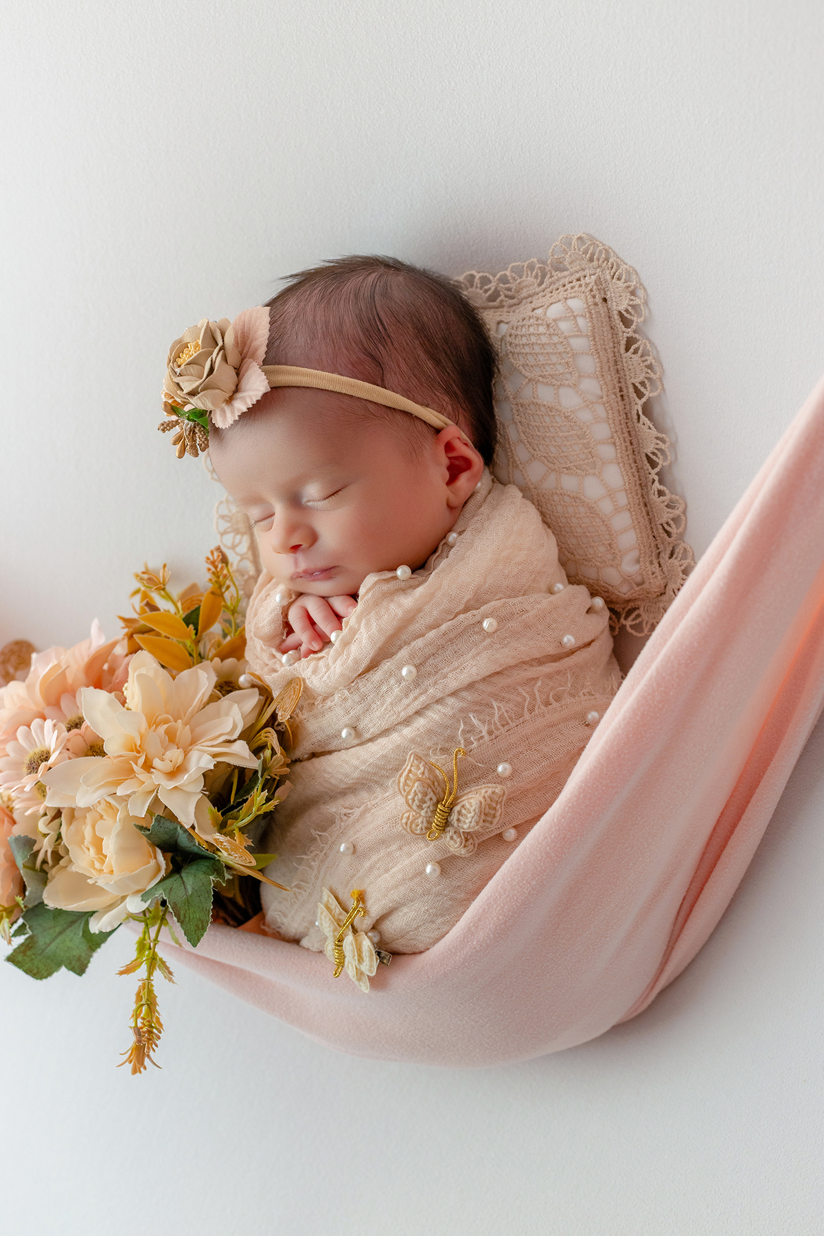 newborn_fotografia_newborn_ensaio_newborn_bebe_recem_nascido_fotografia_infantil_luz_natural_estudio_newborn_sessao_segura_conforto_bebe_primeiros_dias_vida_memorias_familia_bebe_dormindo_posados_suaves_detales_pezinhos_maozinhas_amor_familia_maternidade_