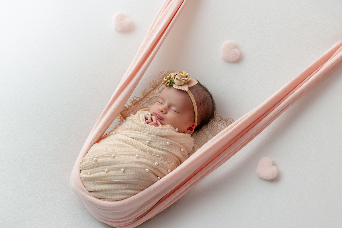 newborn_fotografia_newborn_ensaio_newborn_bebe_recem_nascido_fotografia_infantil_luz_natural_estudio_newborn_sessao_segura_conforto_bebe_primeiros_dias_vida_memorias_familia_bebe_dormindo_posados_suaves_detales_pezinhos_maozinhas_amor_familia_maternidade_