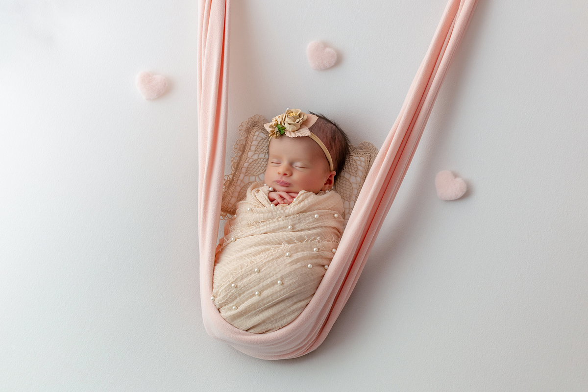 newborn_fotografia_newborn_ensaio_newborn_bebe_recem_nascido_fotografia_infantil_luz_natural_estudio_newborn_sessao_segura_conforto_bebe_primeiros_dias_vida_memorias_familia_bebe_dormindo_posados_suaves_detales_pezinhos_maozinhas_amor_familia_maternidade_