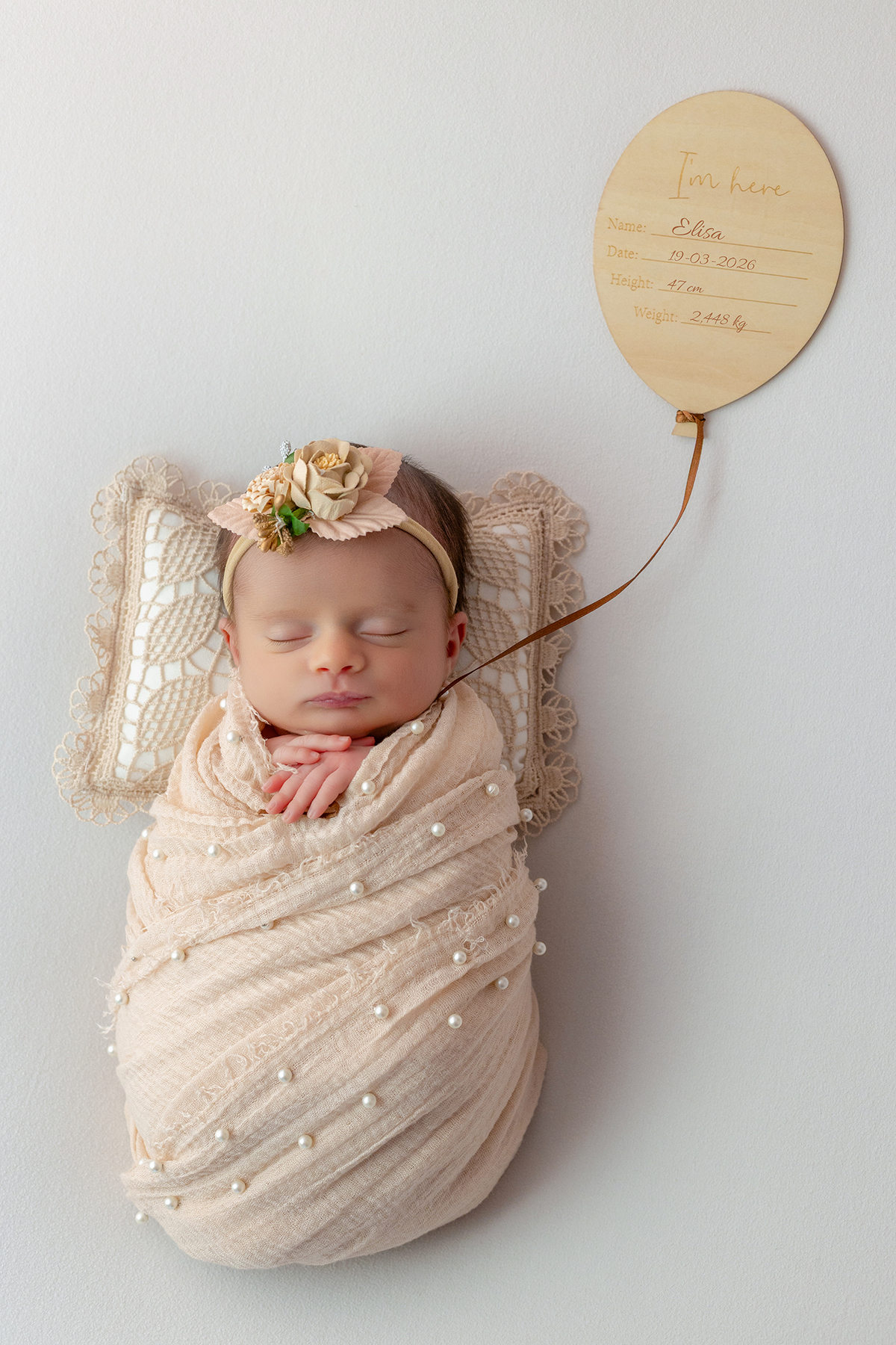 newborn_fotografia_newborn_ensaio_newborn_bebe_recem_nascido_fotografia_infantil_luz_natural_estudio_newborn_sessao_segura_conforto_bebe_primeiros_dias_vida_memorias_familia_bebe_dormindo_posados_suaves_detales_pezinhos_maozinhas_amor_familia_maternidade_