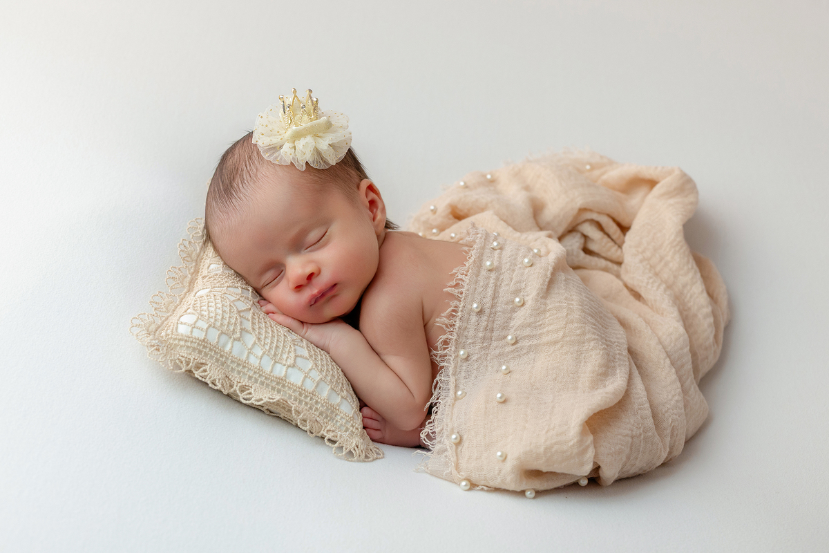 newborn_fotografia_newborn_ensaio_newborn_bebe_recem_nascido_fotografia_infantil_luz_natural_estudio_newborn_sessao_segura_conforto_bebe_primeiros_dias_vida_memorias_familia_bebe_dormindo_posados_suaves_detales_pezinhos_maozinhas_amor_familia_maternidade_