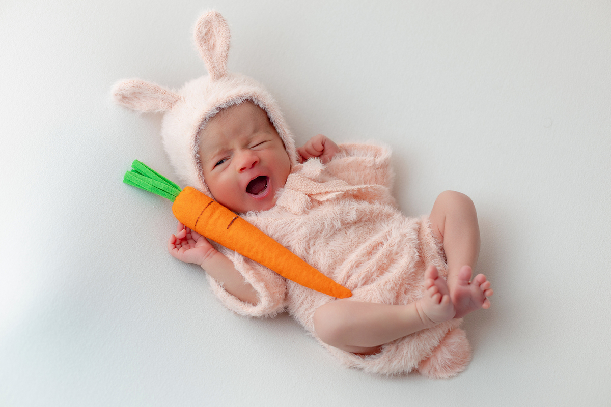 newborn_fotografia_newborn_ensaio_newborn_bebe_recem_nascido_fotografia_infantil_luz_natural_estudio_newborn_sessao_segura_conforto_bebe_primeiros_dias_vida_memorias_familia_bebe_dormindo_posados_suaves_detales_pezinhos_maozinhas_amor_familia_maternidade_