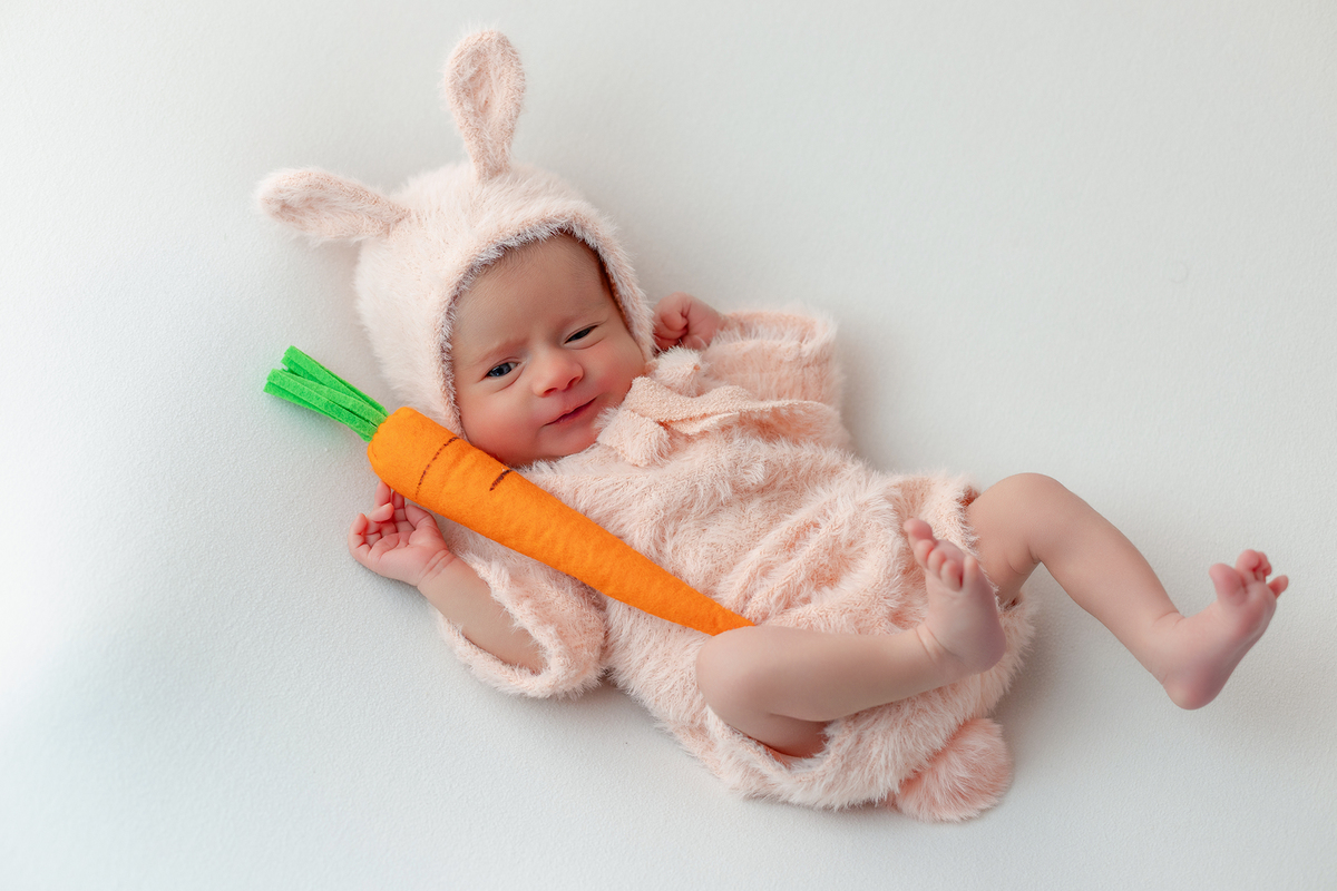 newborn_fotografia_newborn_ensaio_newborn_bebe_recem_nascido_fotografia_infantil_luz_natural_estudio_newborn_sessao_segura_conforto_bebe_primeiros_dias_vida_memorias_familia_bebe_dormindo_posados_suaves_detales_pezinhos_maozinhas_amor_familia_maternidade_