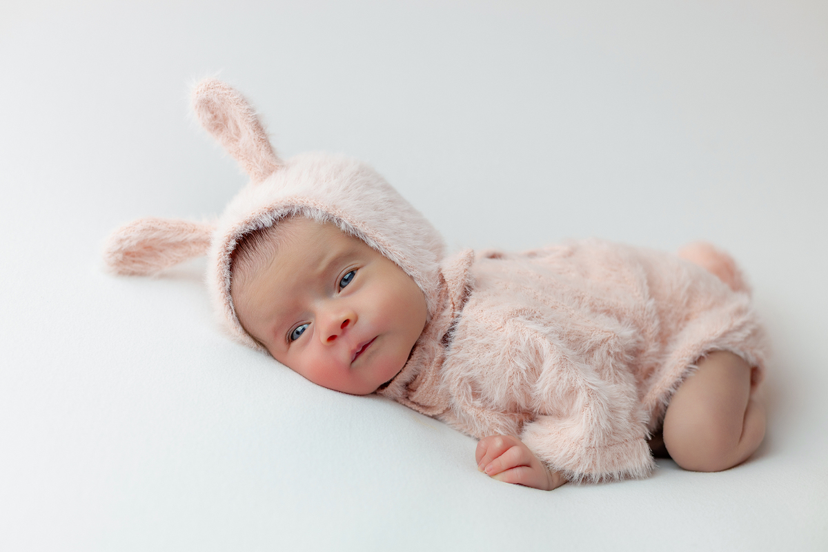 newborn_fotografia_newborn_ensaio_newborn_bebe_recem_nascido_fotografia_infantil_luz_natural_estudio_newborn_sessao_segura_conforto_bebe_primeiros_dias_vida_memorias_familia_bebe_dormindo_posados_suaves_detales_pezinhos_maozinhas_amor_familia_maternidade_