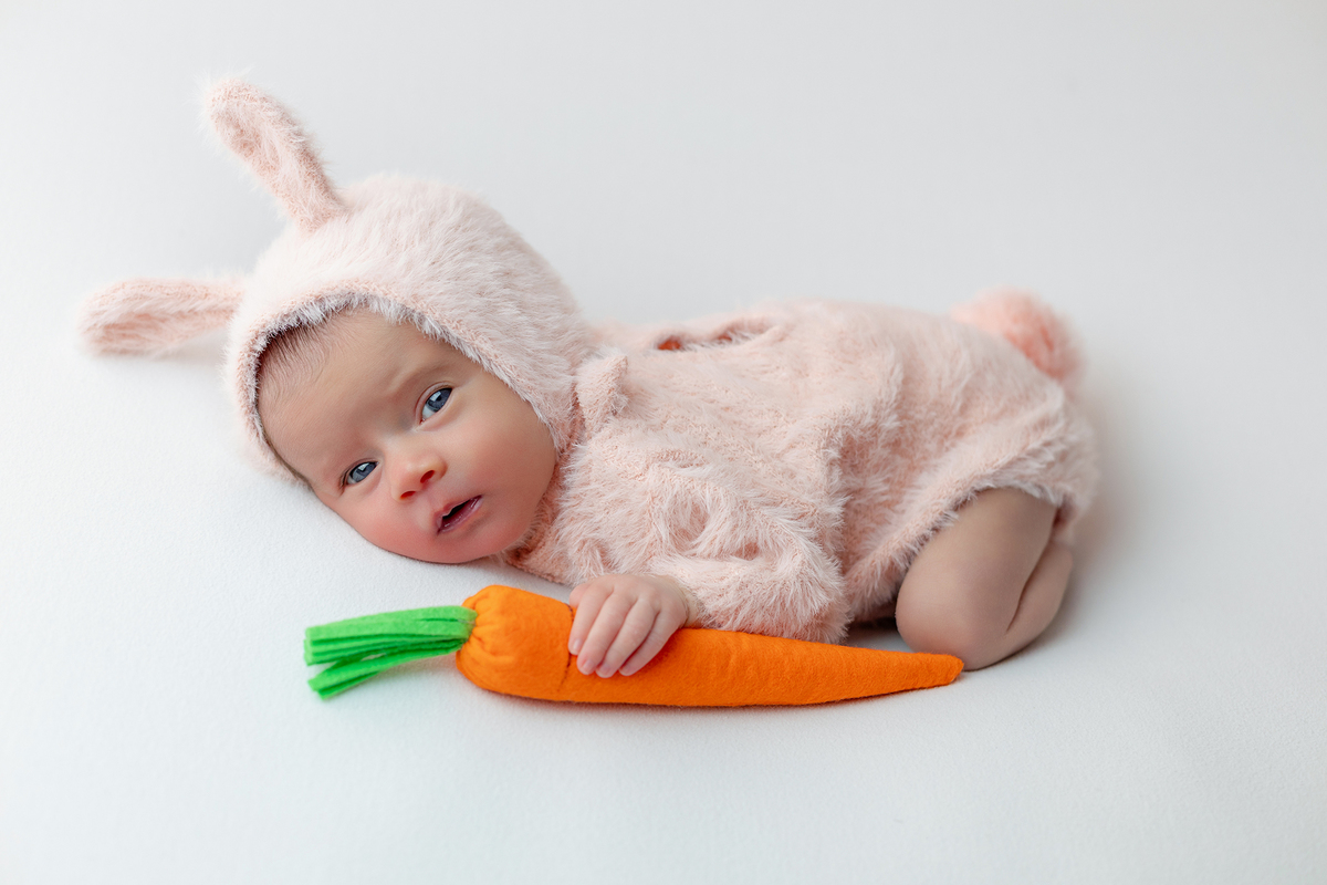 newborn_fotografia_newborn_ensaio_newborn_bebe_recem_nascido_fotografia_infantil_luz_natural_estudio_newborn_sessao_segura_conforto_bebe_primeiros_dias_vida_memorias_familia_bebe_dormindo_posados_suaves_detales_pezinhos_maozinhas_amor_familia_maternidade_