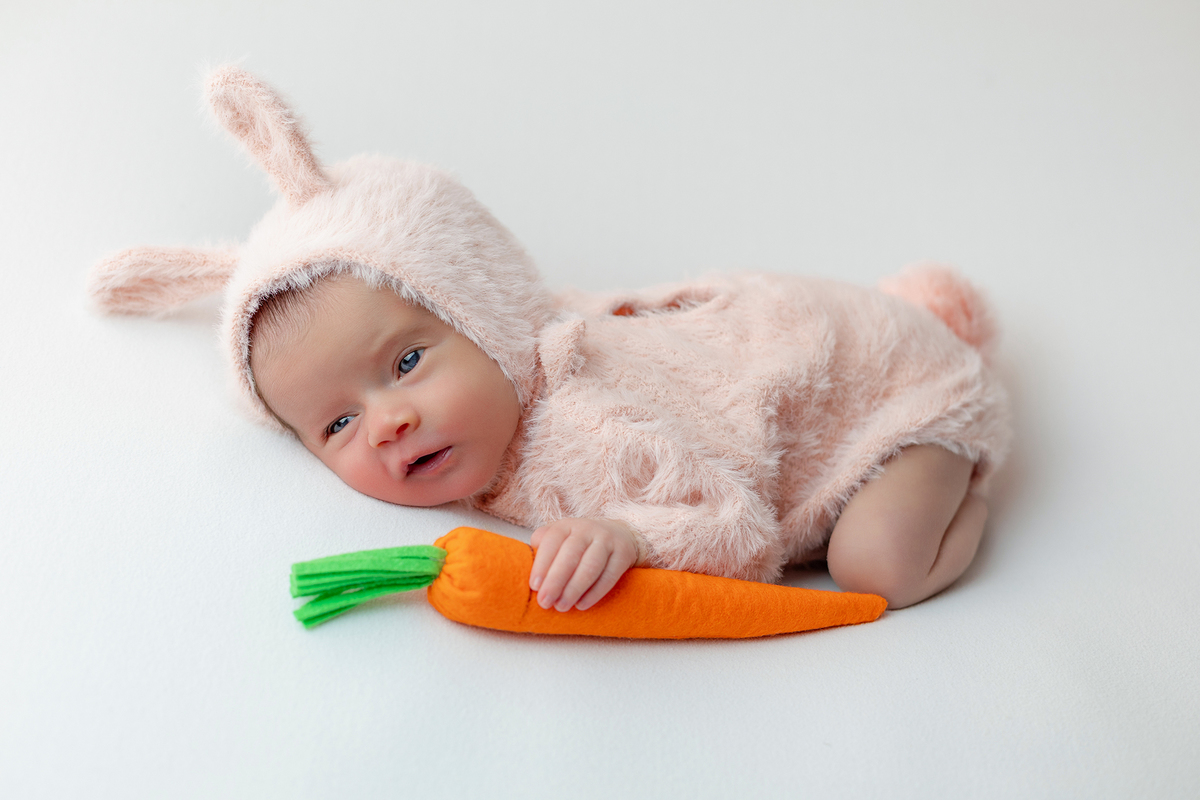 newborn_fotografia_newborn_ensaio_newborn_bebe_recem_nascido_fotografia_infantil_luz_natural_estudio_newborn_sessao_segura_conforto_bebe_primeiros_dias_vida_memorias_familia_bebe_dormindo_posados_suaves_detales_pezinhos_maozinhas_amor_familia_maternidade_