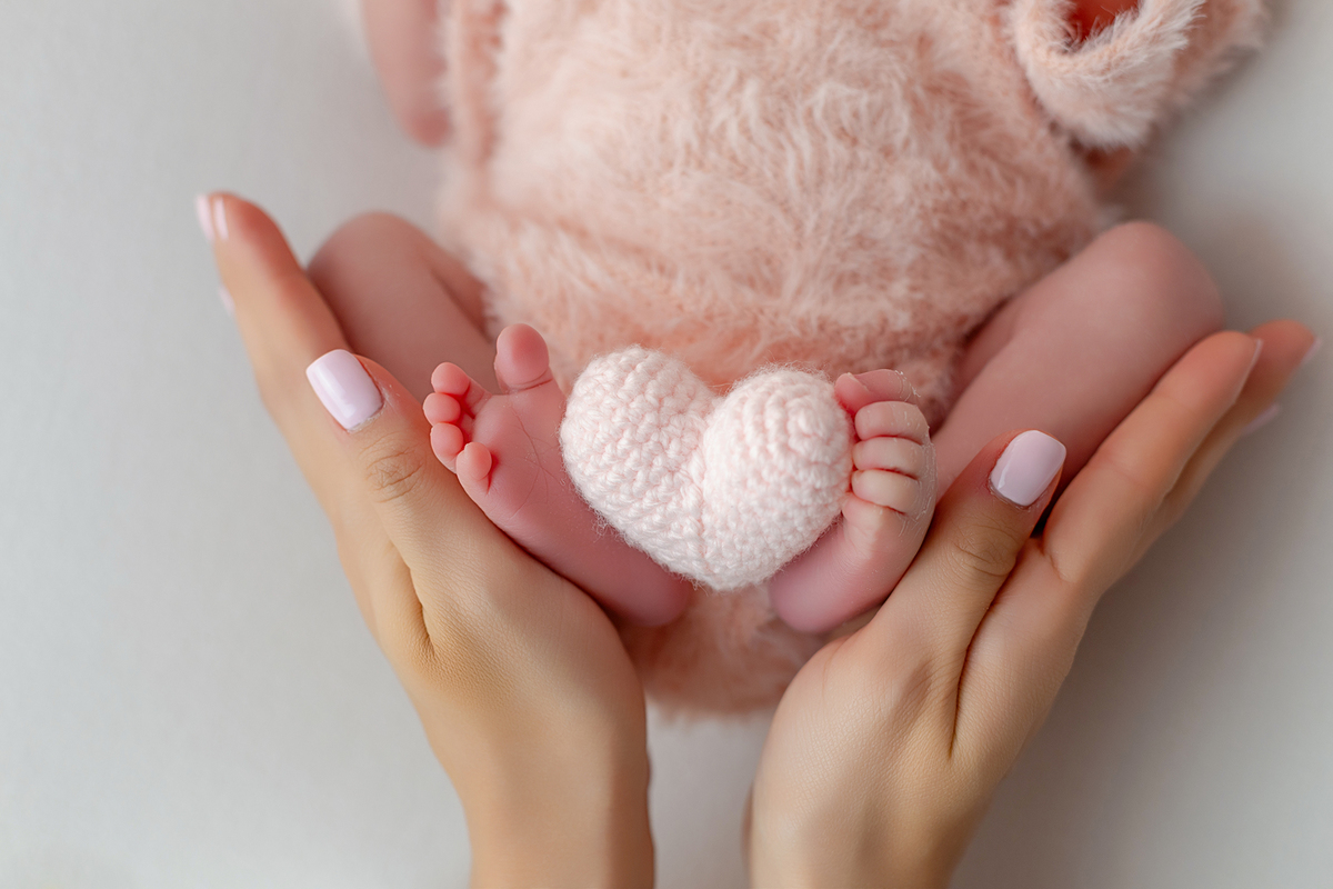 newborn_fotografia_newborn_ensaio_newborn_bebe_recem_nascido_fotografia_infantil_luz_natural_estudio_newborn_sessao_segura_conforto_bebe_primeiros_dias_vida_memorias_familia_bebe_dormindo_posados_suaves_detales_pezinhos_maozinhas_amor_familia_maternidade_