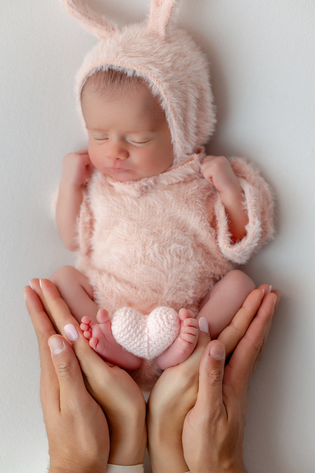newborn_fotografia_newborn_ensaio_newborn_bebe_recem_nascido_fotografia_infantil_luz_natural_estudio_newborn_sessao_segura_conforto_bebe_primeiros_dias_vida_memorias_familia_bebe_dormindo_posados_suaves_detales_pezinhos_maozinhas_amor_familia_maternidade_
