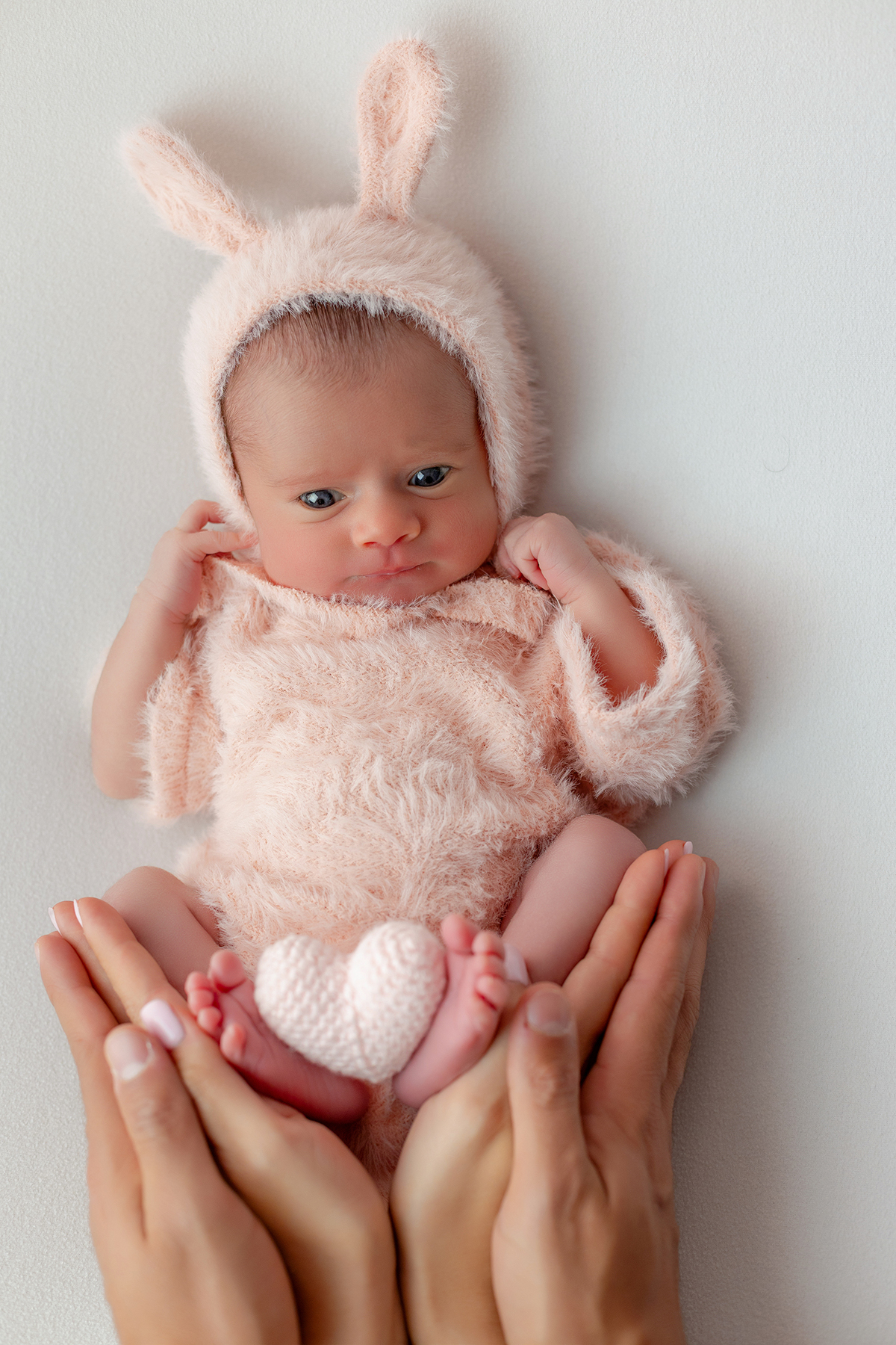 newborn_fotografia_newborn_ensaio_newborn_bebe_recem_nascido_fotografia_infantil_luz_natural_estudio_newborn_sessao_segura_conforto_bebe_primeiros_dias_vida_memorias_familia_bebe_dormindo_posados_suaves_detales_pezinhos_maozinhas_amor_familia_maternidade_