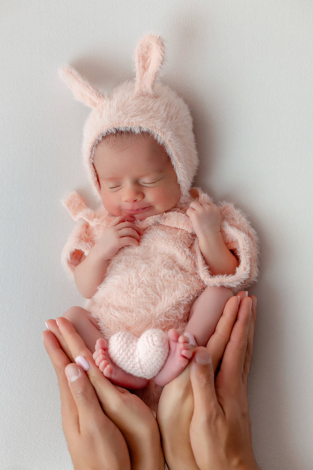 newborn_fotografia_newborn_ensaio_newborn_bebe_recem_nascido_fotografia_infantil_luz_natural_estudio_newborn_sessao_segura_conforto_bebe_primeiros_dias_vida_memorias_familia_bebe_dormindo_posados_suaves_detales_pezinhos_maozinhas_amor_familia_maternidade_