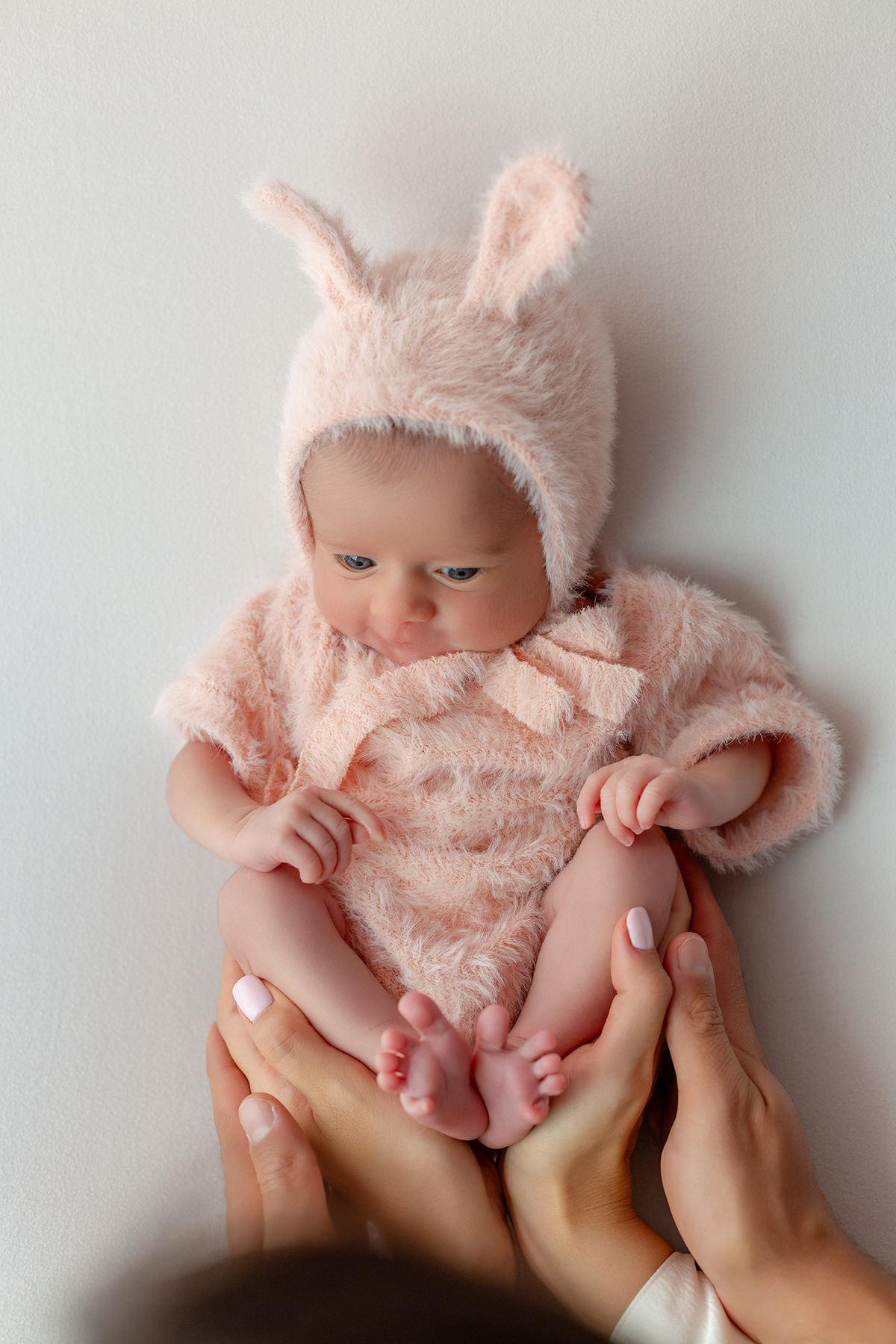 newborn_fotografia_newborn_ensaio_newborn_bebe_recem_nascido_fotografia_infantil_luz_natural_estudio_newborn_sessao_segura_conforto_bebe_primeiros_dias_vida_memorias_familia_bebe_dormindo_posados_suaves_detales_pezinhos_maozinhas_amor_familia_maternidade_