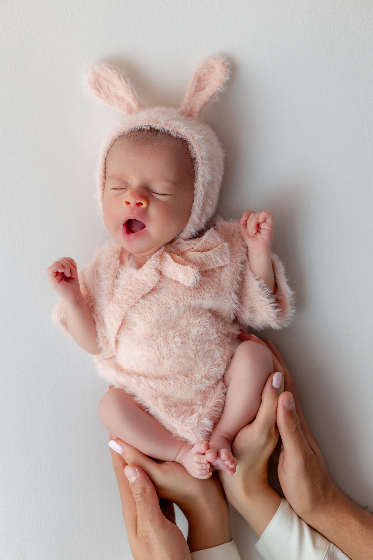 newborn_fotografia_newborn_ensaio_newborn_bebe_recem_nascido_fotografia_infantil_luz_natural_estudio_newborn_sessao_segura_conforto_bebe_primeiros_dias_vida_memorias_familia_bebe_dormindo_posados_suaves_detales_pezinhos_maozinhas_amor_familia_maternidade_