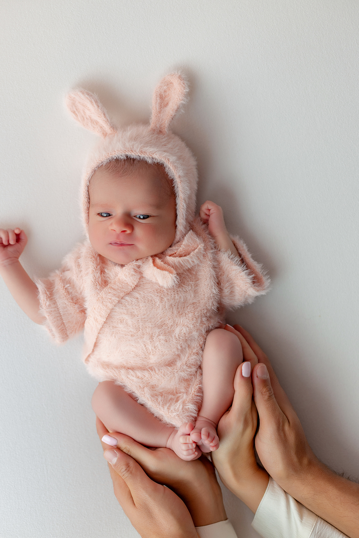 newborn_fotografia_newborn_ensaio_newborn_bebe_recem_nascido_fotografia_infantil_luz_natural_estudio_newborn_sessao_segura_conforto_bebe_primeiros_dias_vida_memorias_familia_bebe_dormindo_posados_suaves_detales_pezinhos_maozinhas_amor_familia_maternidade_