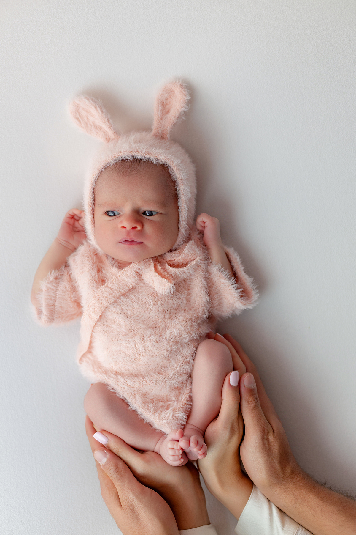 newborn_fotografia_newborn_ensaio_newborn_bebe_recem_nascido_fotografia_infantil_luz_natural_estudio_newborn_sessao_segura_conforto_bebe_primeiros_dias_vida_memorias_familia_bebe_dormindo_posados_suaves_detales_pezinhos_maozinhas_amor_familia_maternidade_