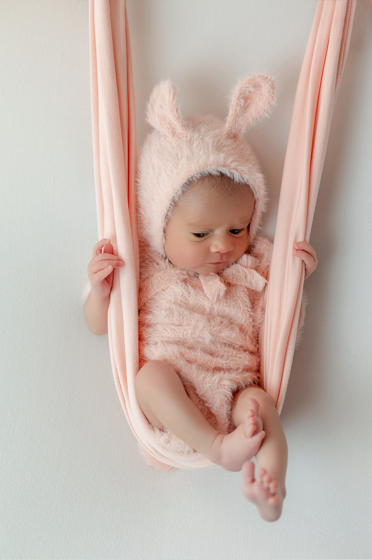 newborn_fotografia_newborn_ensaio_newborn_bebe_recem_nascido_fotografia_infantil_luz_natural_estudio_newborn_sessao_segura_conforto_bebe_primeiros_dias_vida_memorias_familia_bebe_dormindo_posados_suaves_detales_pezinhos_maozinhas_amor_familia_maternidade_