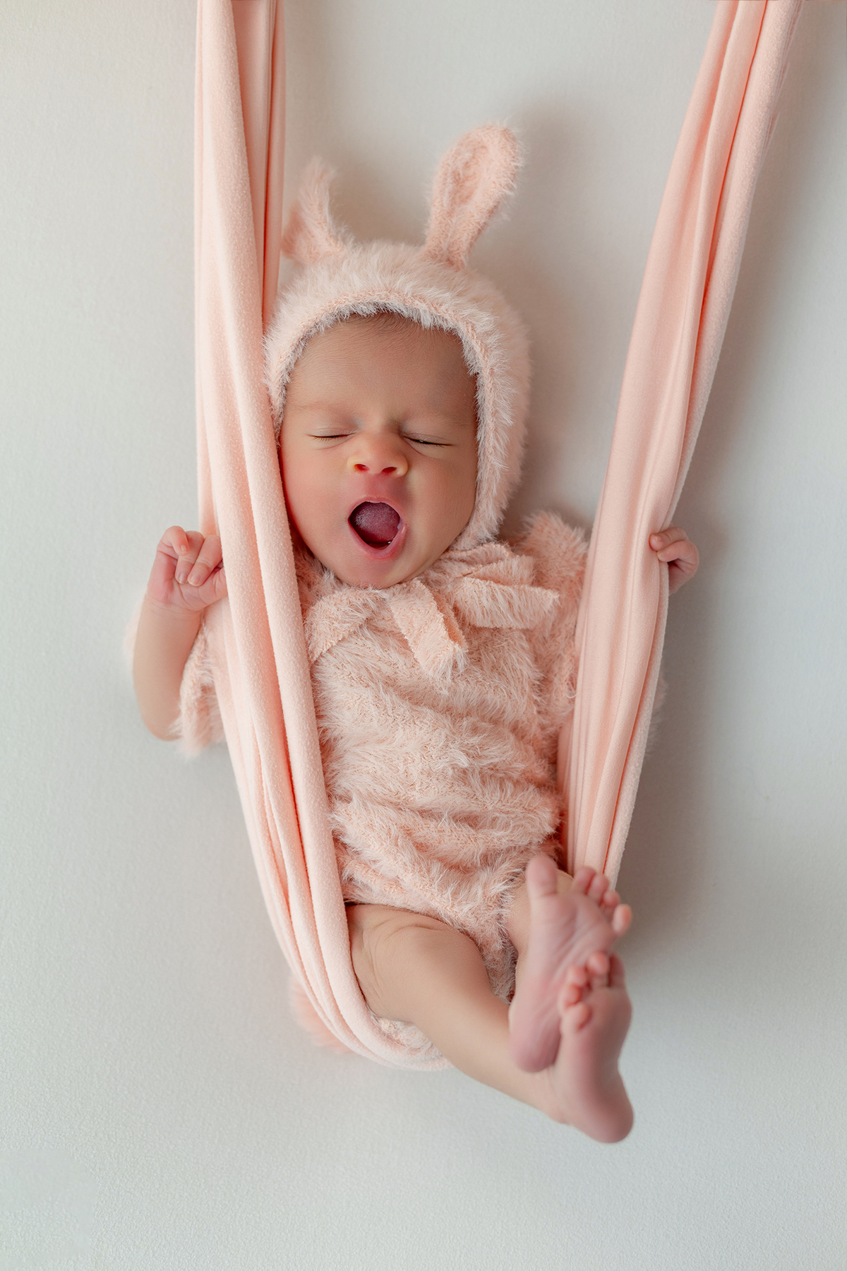 newborn_fotografia_newborn_ensaio_newborn_bebe_recem_nascido_fotografia_infantil_luz_natural_estudio_newborn_sessao_segura_conforto_bebe_primeiros_dias_vida_memorias_familia_bebe_dormindo_posados_suaves_detales_pezinhos_maozinhas_amor_familia_maternidade_