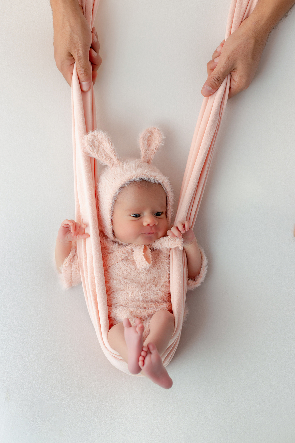 newborn_fotografia_newborn_ensaio_newborn_bebe_recem_nascido_fotografia_infantil_luz_natural_estudio_newborn_sessao_segura_conforto_bebe_primeiros_dias_vida_memorias_familia_bebe_dormindo_posados_suaves_detales_pezinhos_maozinhas_amor_familia_maternidade_