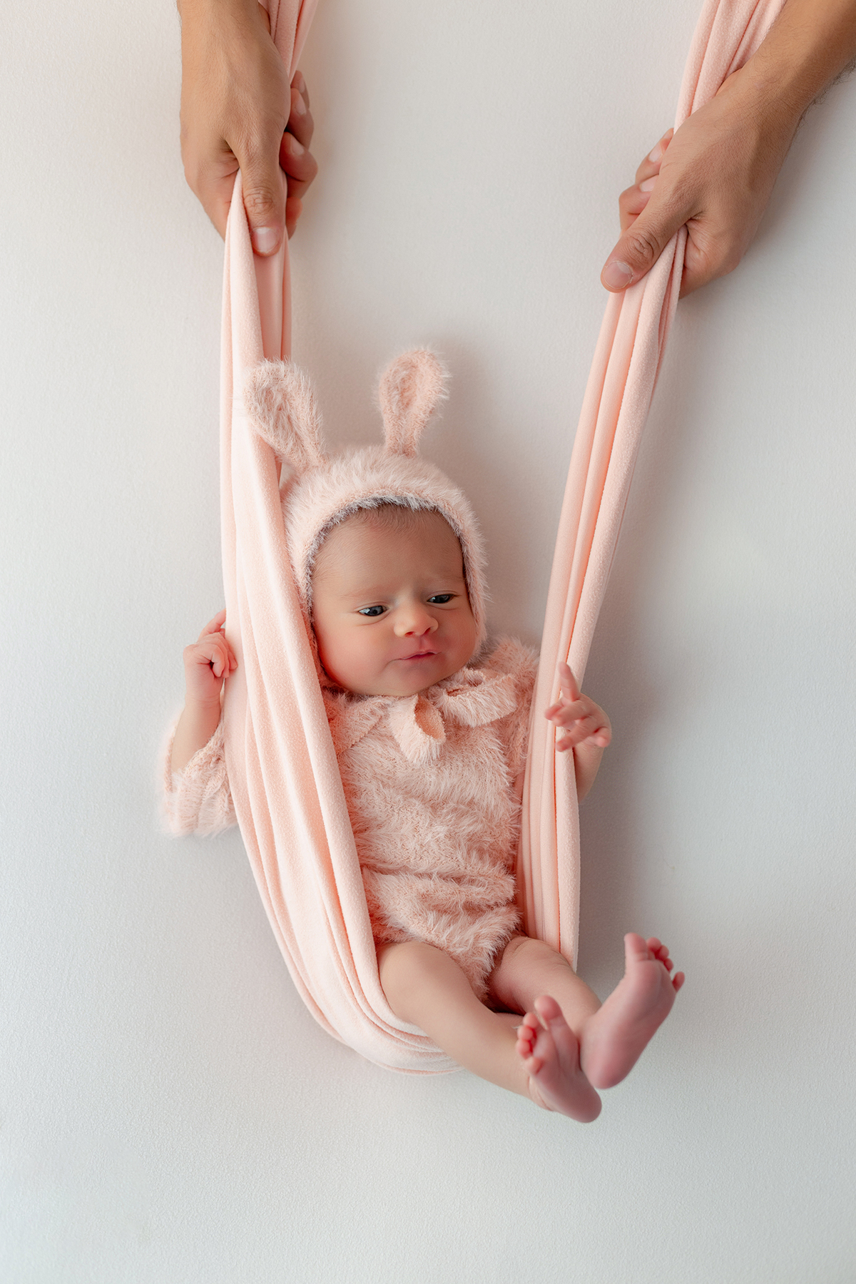 newborn_fotografia_newborn_ensaio_newborn_bebe_recem_nascido_fotografia_infantil_luz_natural_estudio_newborn_sessao_segura_conforto_bebe_primeiros_dias_vida_memorias_familia_bebe_dormindo_posados_suaves_detales_pezinhos_maozinhas_amor_familia_maternidade_