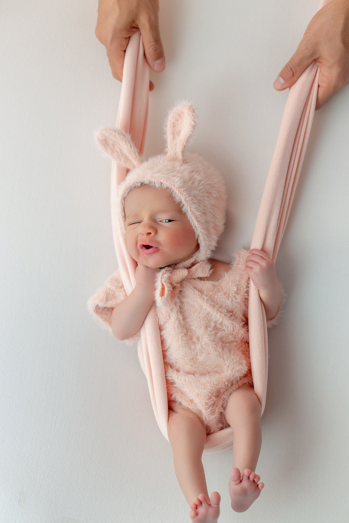 newborn_fotografia_newborn_ensaio_newborn_bebe_recem_nascido_fotografia_infantil_luz_natural_estudio_newborn_sessao_segura_conforto_bebe_primeiros_dias_vida_memorias_familia_bebe_dormindo_posados_suaves_detales_pezinhos_maozinhas_amor_familia_maternidade_