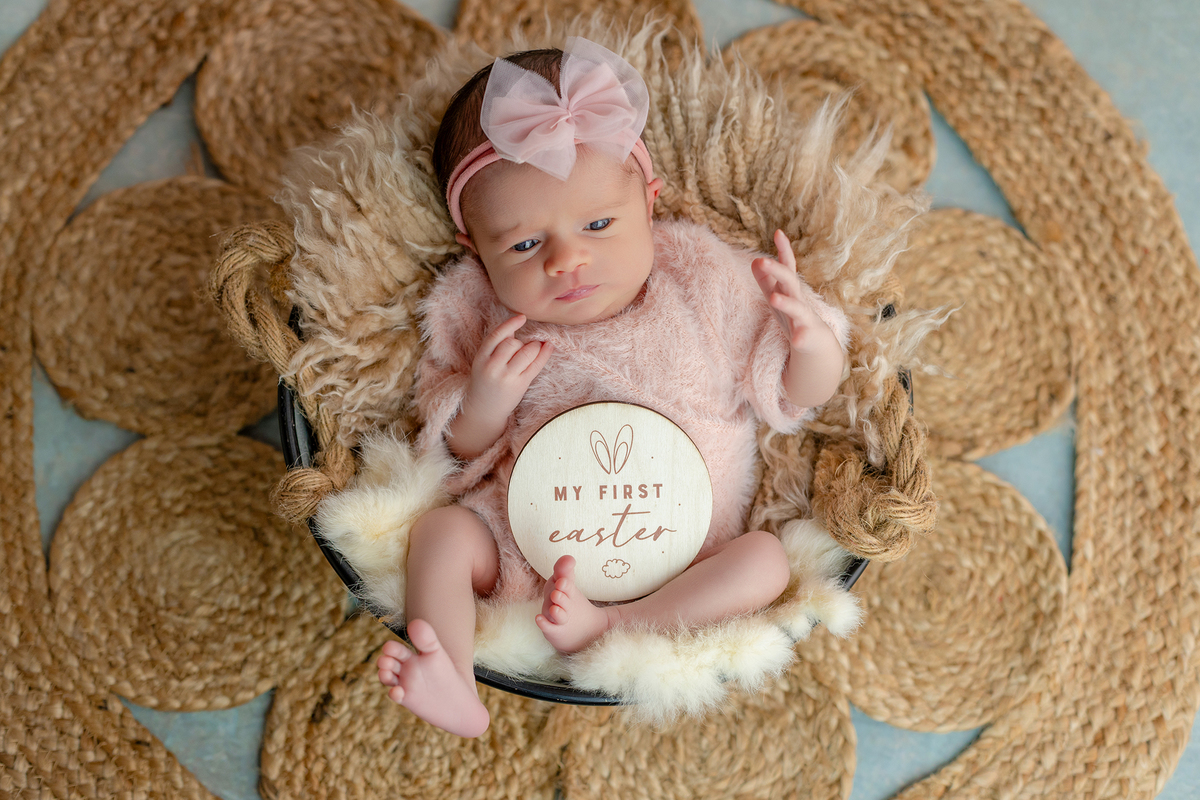 newborn_fotografia_newborn_ensaio_newborn_bebe_recem_nascido_fotografia_infantil_luz_natural_estudio_newborn_sessao_segura_conforto_bebe_primeiros_dias_vida_memorias_familia_bebe_dormindo_posados_suaves_detales_pezinhos_maozinhas_amor_familia_maternidade_