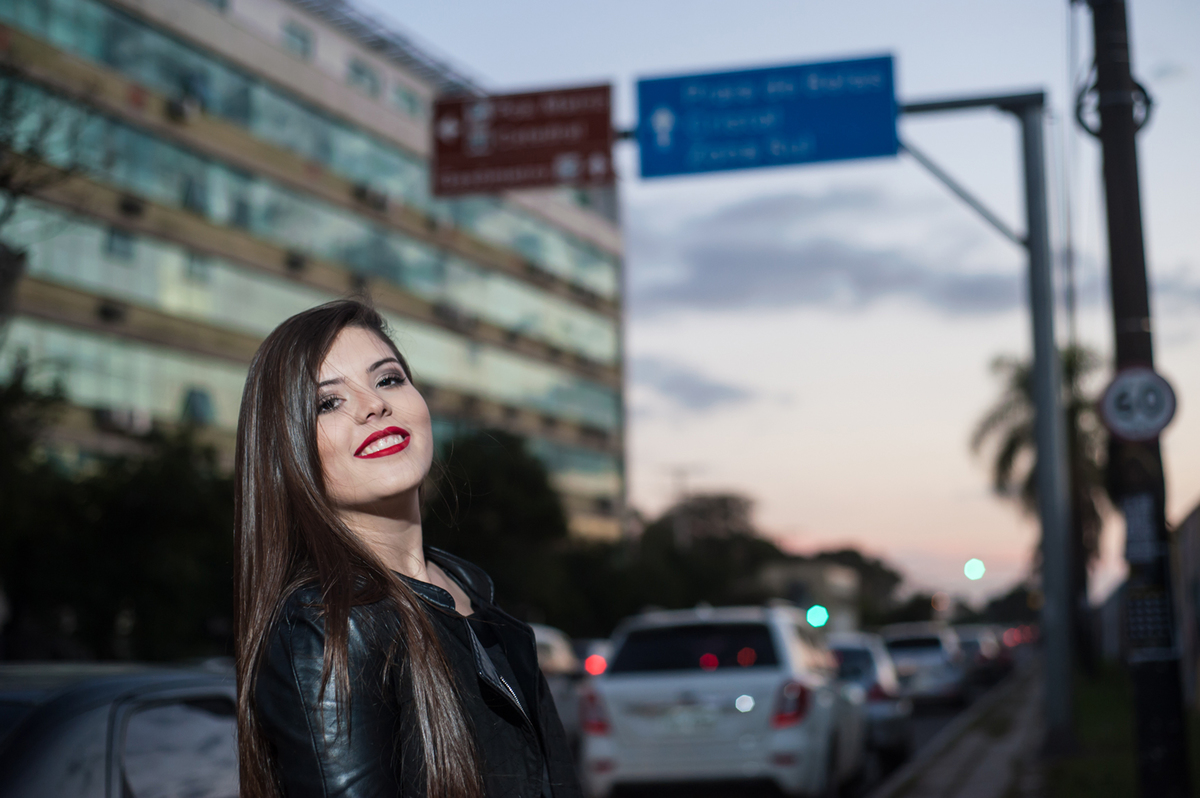 Book de 15 anos da Vanessa Sperb, fotografada no Centro Histórico de Muro da Avenida Mauá que divide o cais do Porto da Cidade, Contexto Urbano da nossa aniversariante_Porto Alegre - RS
