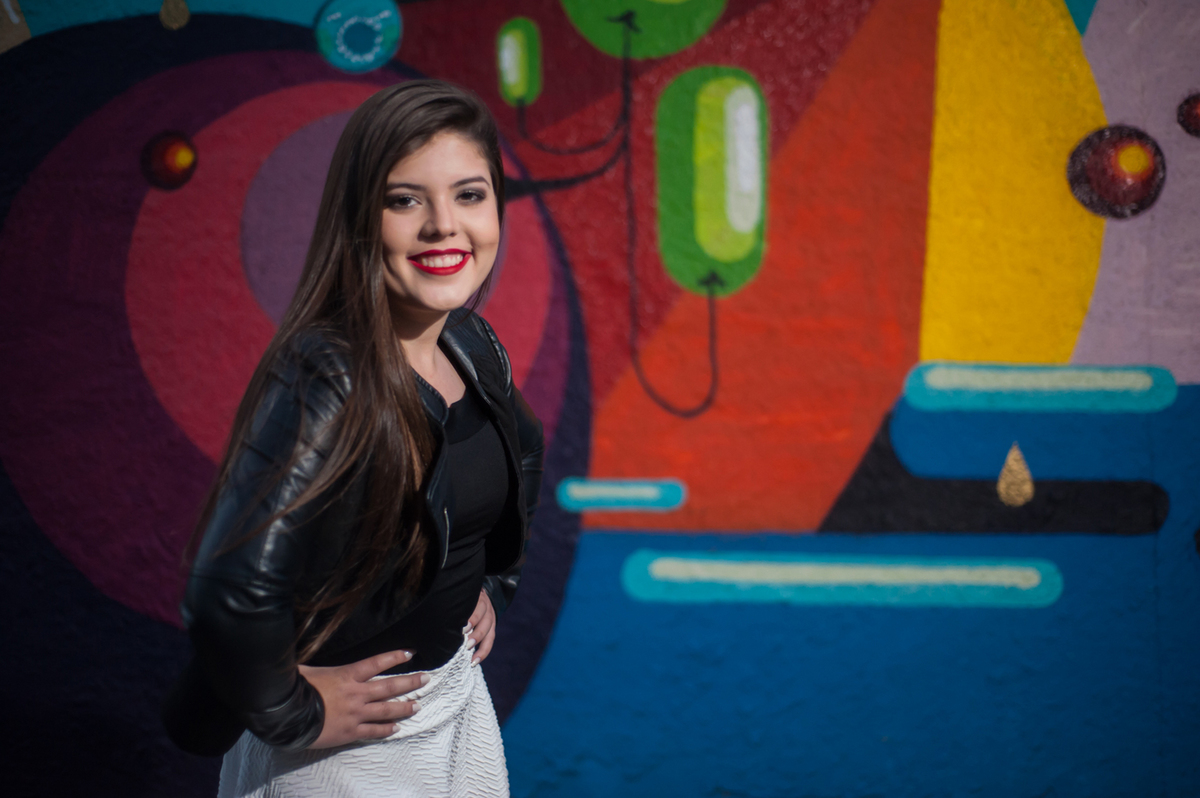 Book de 15 anos da Vanessa Sperb, fotografada no Centro Histórico de Muro da Avenida Mauá que divide o cais do Porto da Cidade, Contexto Urbano da nossa aniversariante_Porto Alegre - RS