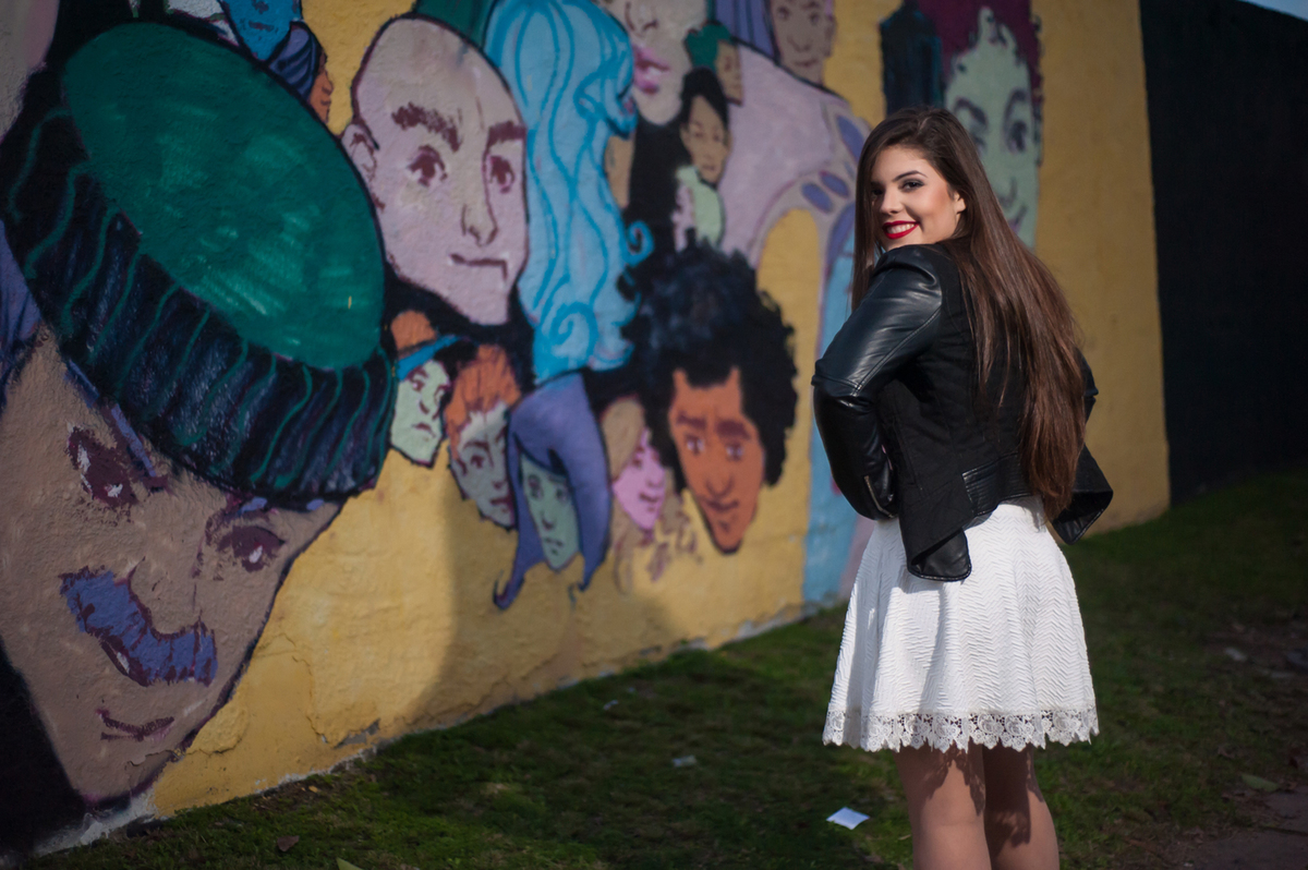 Book de 15 anos da Vanessa Sperb, fotografada no Centro Histórico de Muro da Avenida Mauá que divide o cais do Porto da Cidade, Contexto Urbano da nossa aniversariante_Porto Alegre - RS