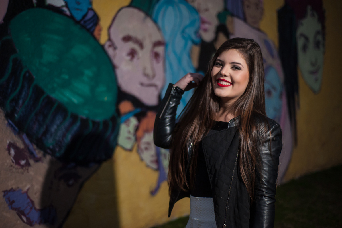 Book de 15 anos da Vanessa Sperb, fotografada no Centro Histórico de Muro da Avenida Mauá que divide o cais do Porto da Cidade, Contexto Urbano da nossa aniversariante_Porto Alegre - RS