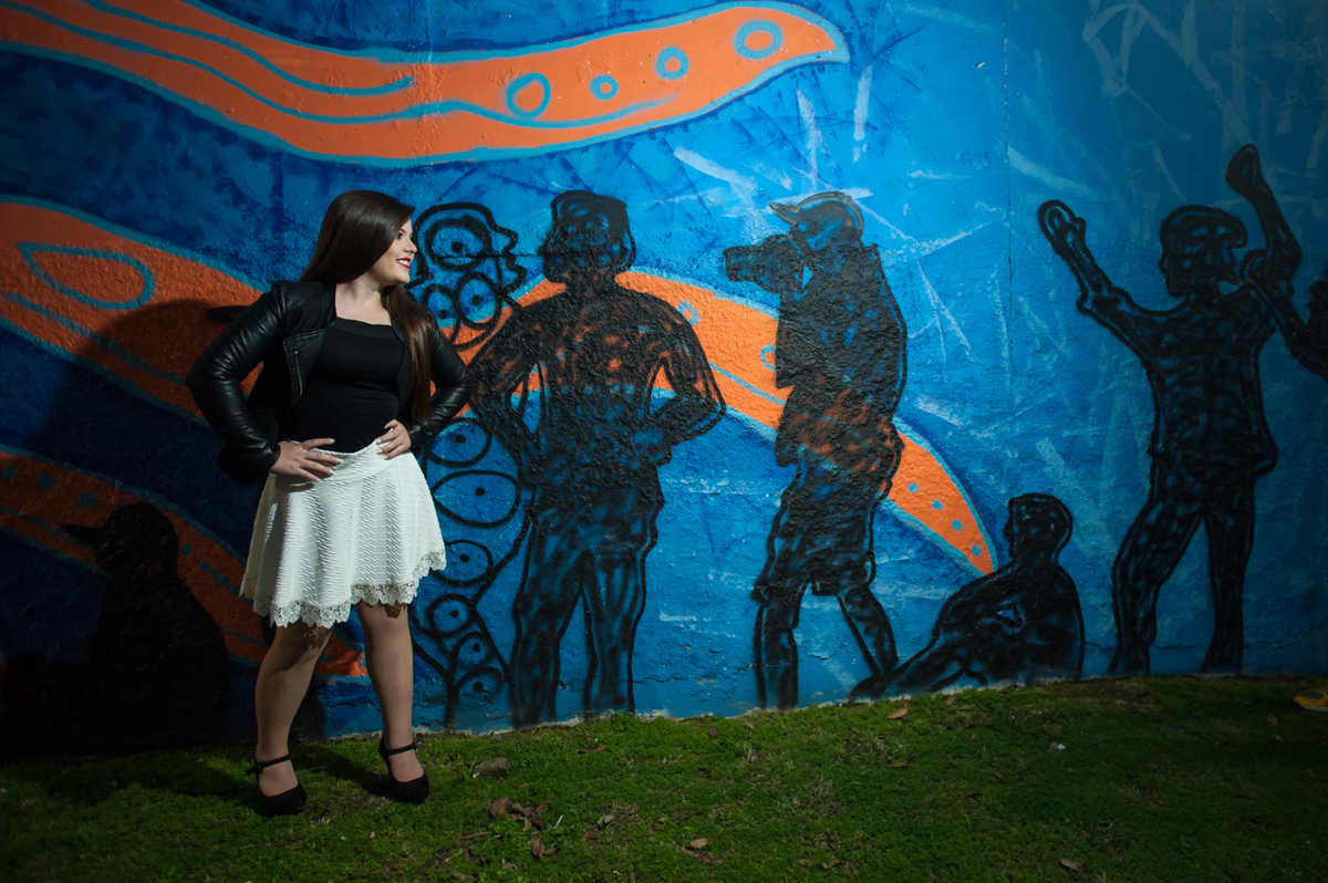 Book de 15 anos da Vanessa Sperb, fotografada no Centro Histórico de Muro da Avenida Mauá que divide o cais do Porto da Cidade, Contexto Urbano da nossa aniversariante_Porto Alegre - RS