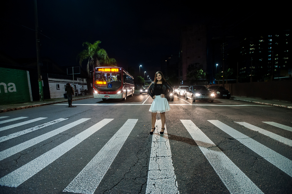 Book de 15 anos da Vanessa Sperb, fotografada no Centro Histórico de Muro da Avenida Mauá que divide o cais do Porto da Cidade, Contexto Urbano da nossa aniversariante_Porto Alegre - RS