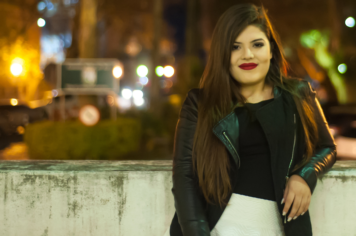 Book de 15 anos da Vanessa Sperb, fotografada no Centro Histórico de Muro da Avenida Mauá que divide o cais do Porto da Cidade, Contexto Urbano da nossa aniversariante_Porto Alegre - RS