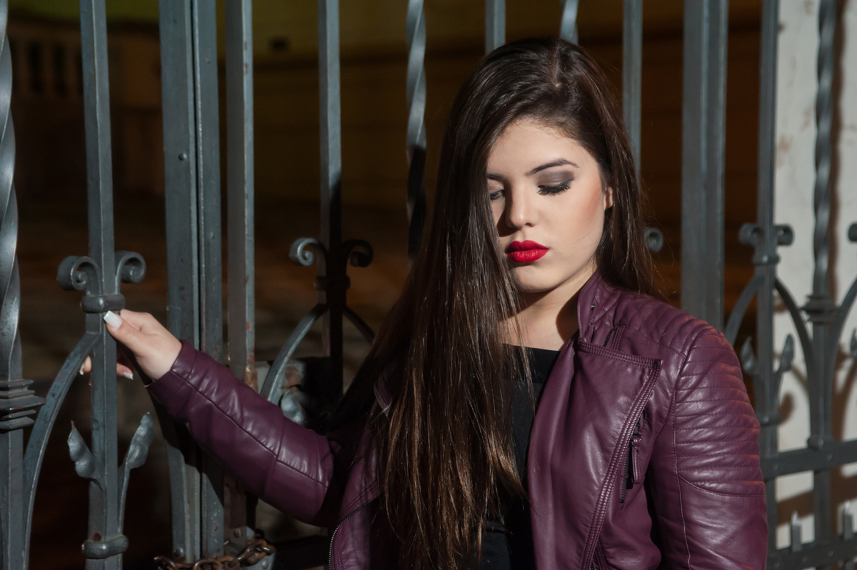 Book de 15 anos da Vanessa Sperb, fotografada no Centro Histórico de Muro da Avenida Mauá que divide o cais do Porto da Cidade, Contexto Urbano da nossa aniversariante_Porto Alegre - RS