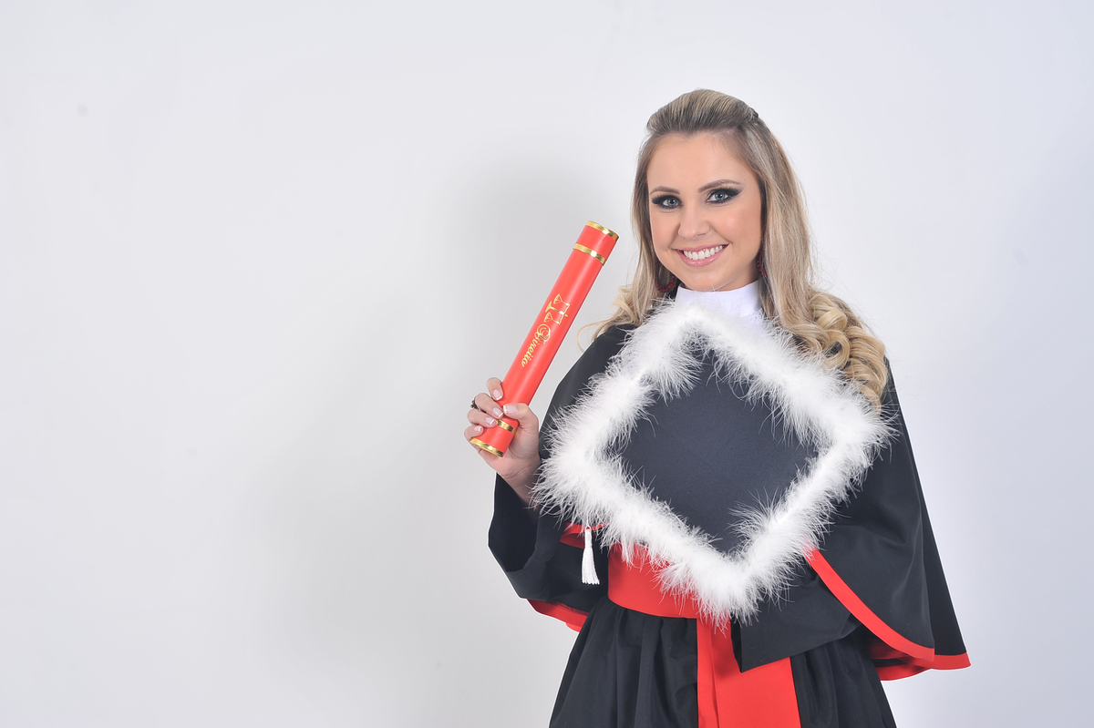 Uma pose tradicional que mostra o Barrete e o Canudo com o fundo branco.
Formatura de Direito em Bento Gonçalves RS - daltocampos fotografia