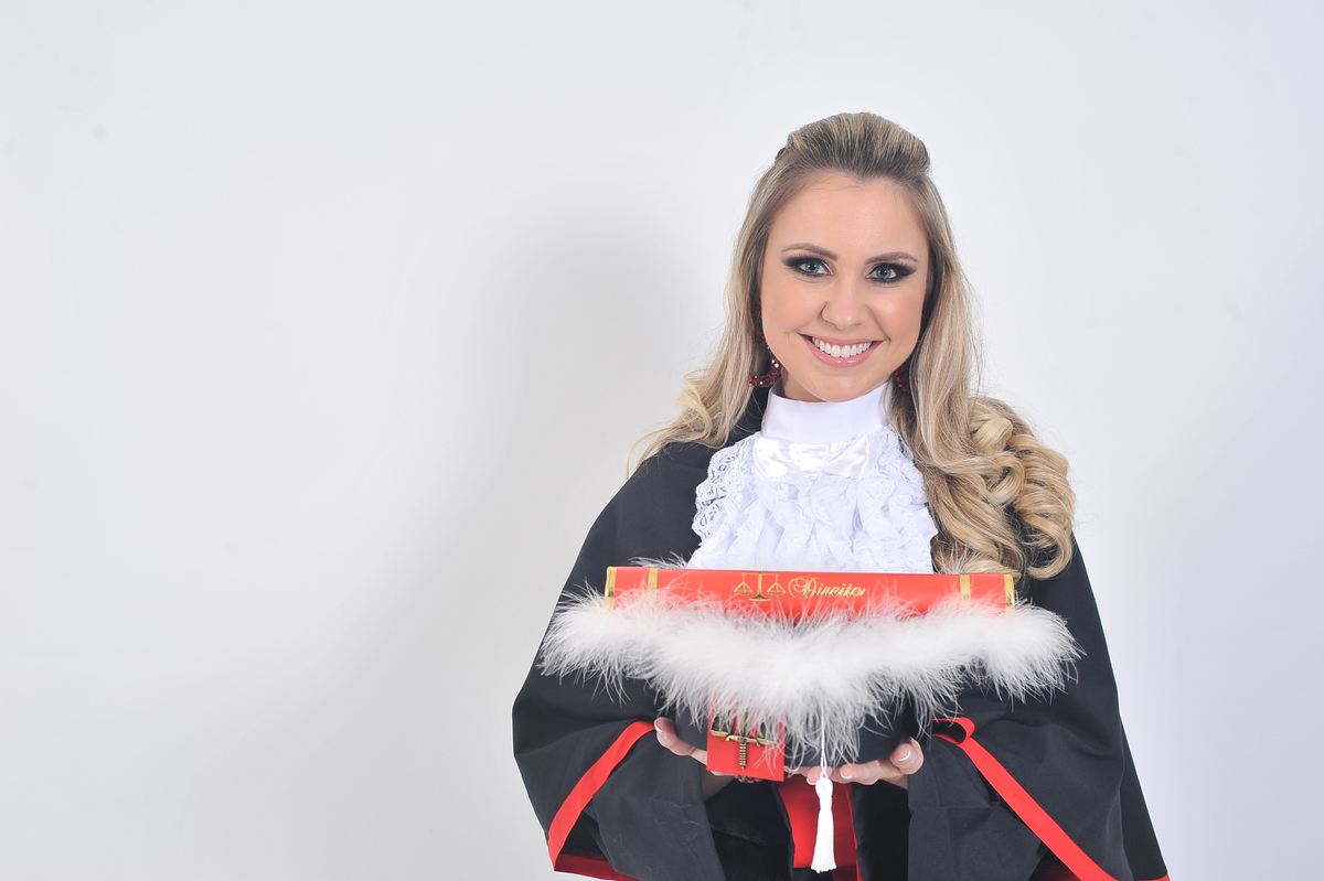 Uma outra pose que não pode faltar no seu portfolio, com o Barrete apoiado nas mãos como bandeja e o canudo como se fosse um copo.
Formatura de Direito em Bento Gonçalves RS - daltocampos fotografia
