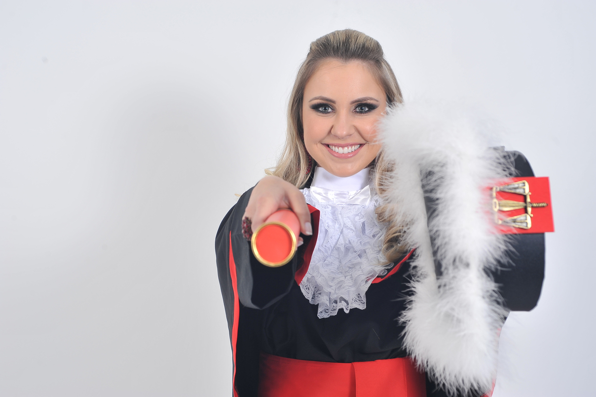 Segurando o Barretede um lado e o canudo do outrofica o Jabô aparecendo no meio dos dois e é uma foto muito legal.
Formatura de Direito em Bento Gonçalves RS - daltocampos fotografia