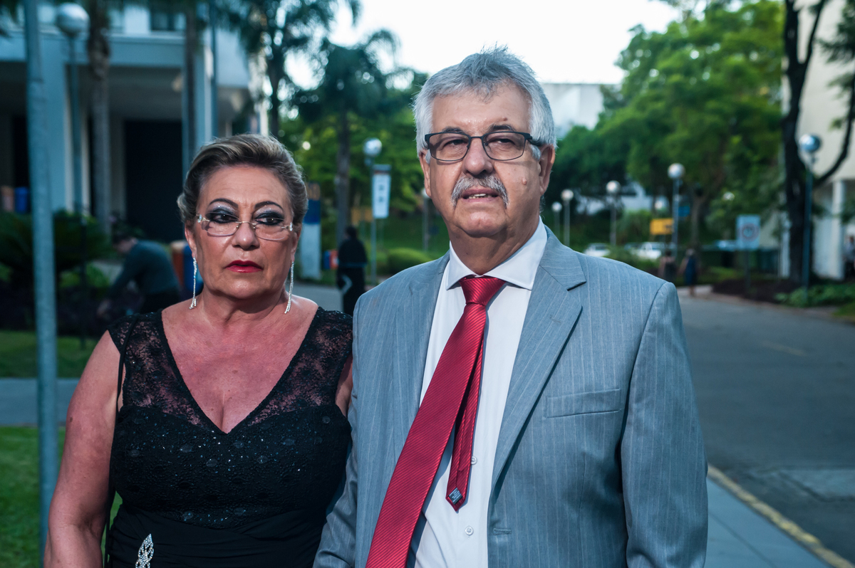 Formatura-de-Arquitetura-na-Salão-de-atos-da-PUC-Carol-Brasco-recepção-no-Ipanema-Sporte-Zona Sul-de-Porto-Alegre.