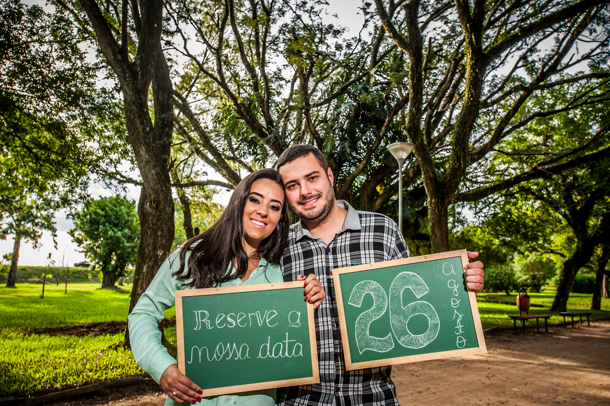 A felicidade estava estampada nos sorrisos dos noivos segurando as lousas