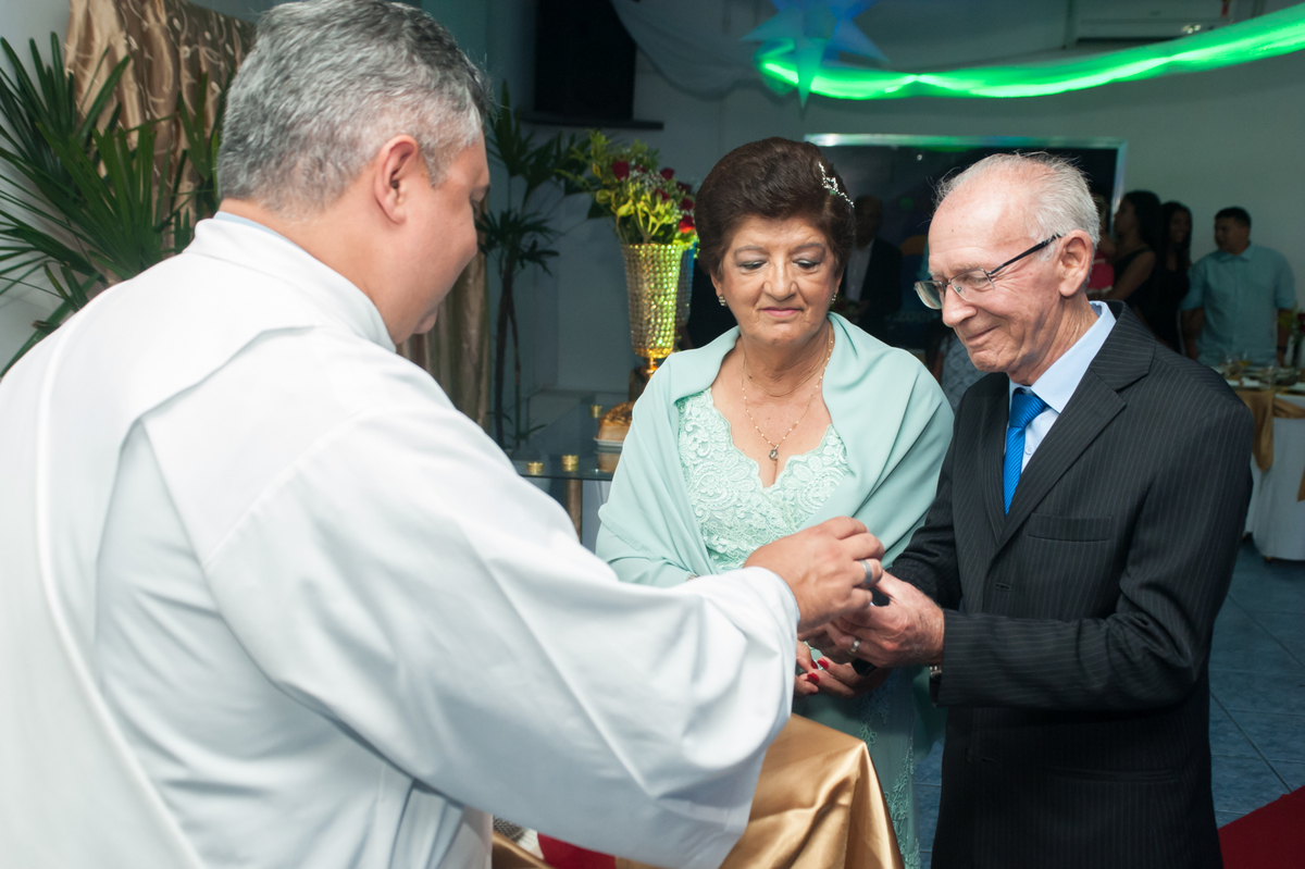 Festa-de-50anos-de-casamento-de-Olando-e-Oliria-bodas-de-ouro-daltocampos-com-na-casa-de-eventos-zoeira-Zona-Norte-de-Porto-Alegre-RS