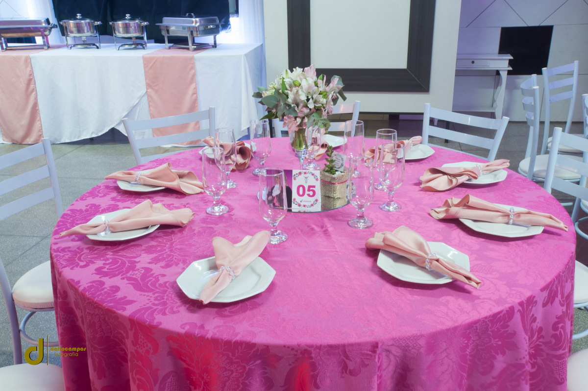 A decoração ficou aos cuidados da GRACIELA EVENTOS 