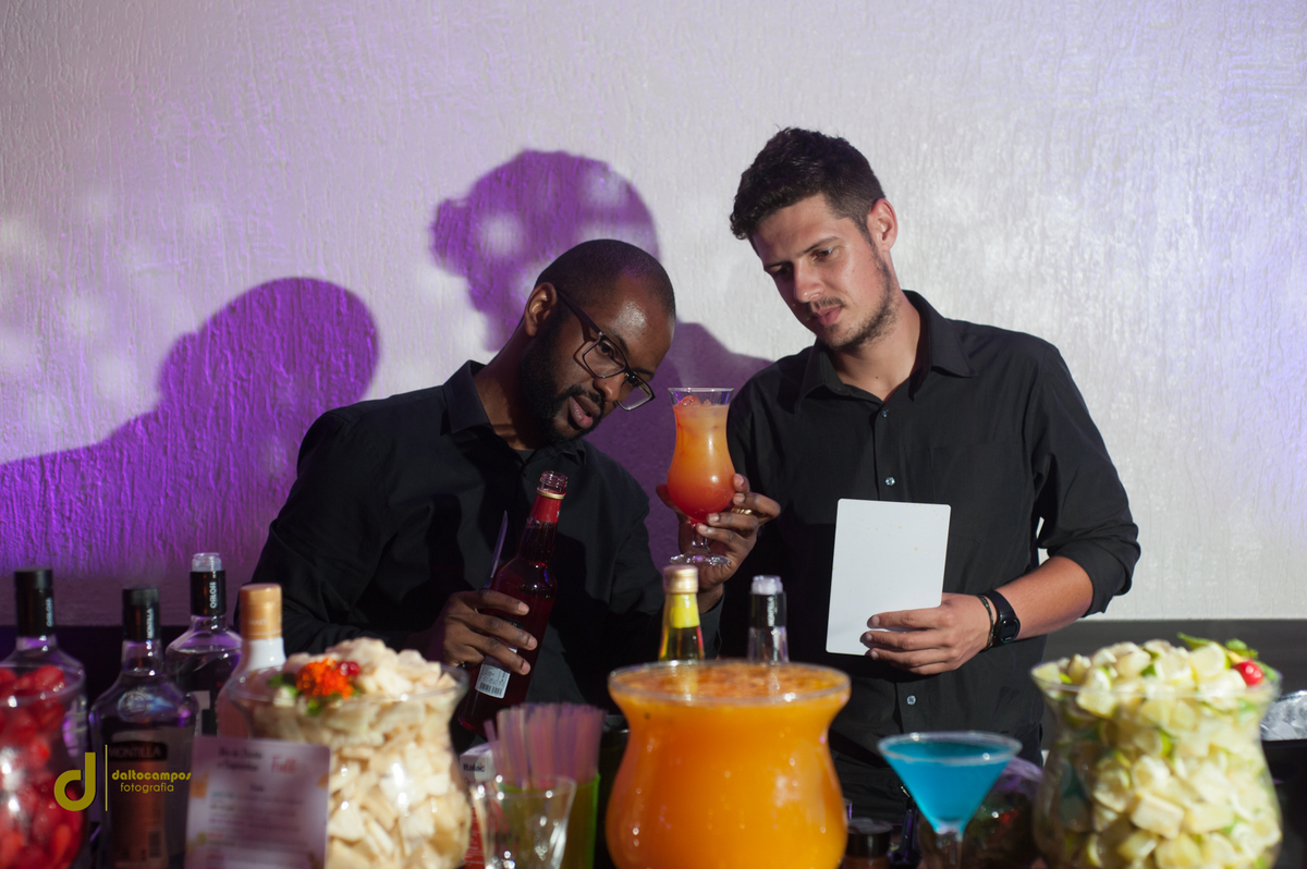 Os meninos da CAIPADENTRO preparando os Drinks que alegraram todos os convidados...